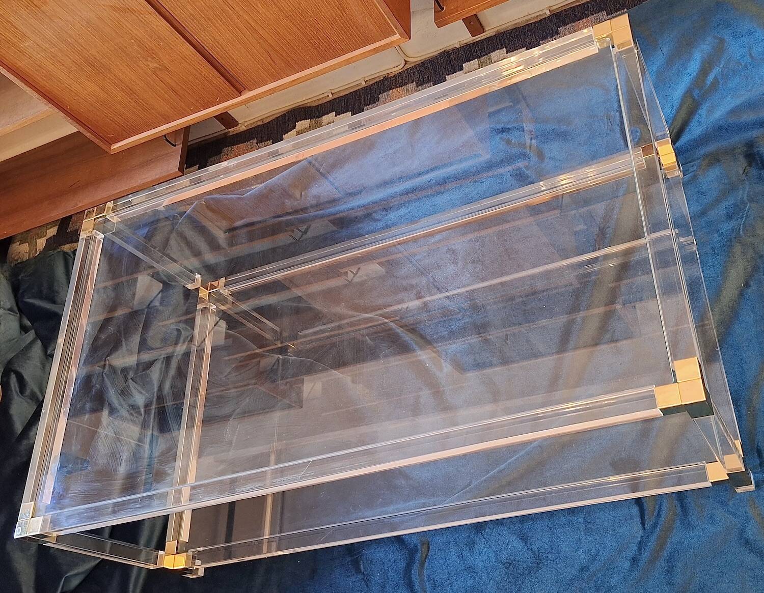 Large Italian 2-level coffee table in lucite, glass and gilt brass, 1970-80