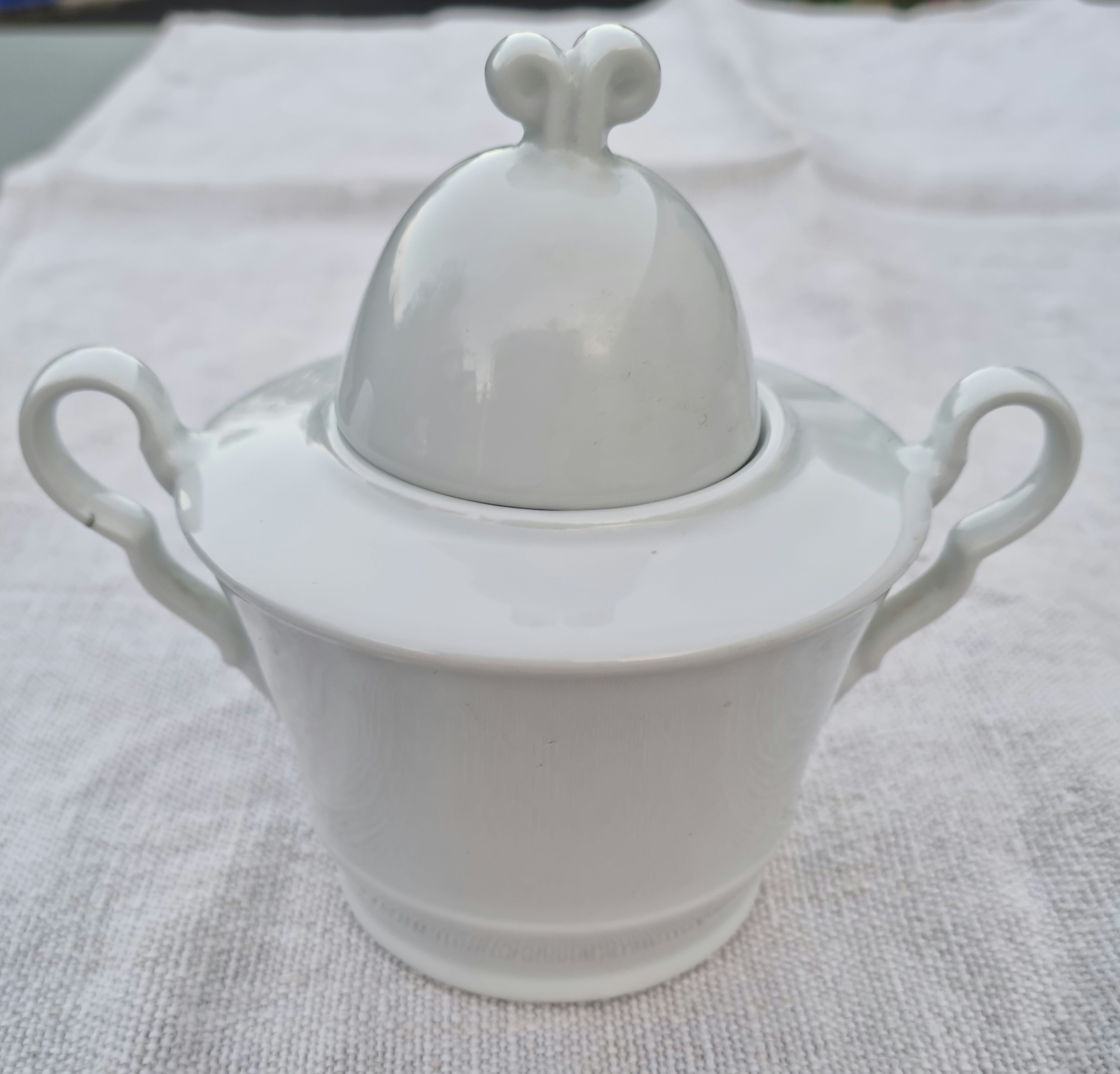 Sugar bowl double handles