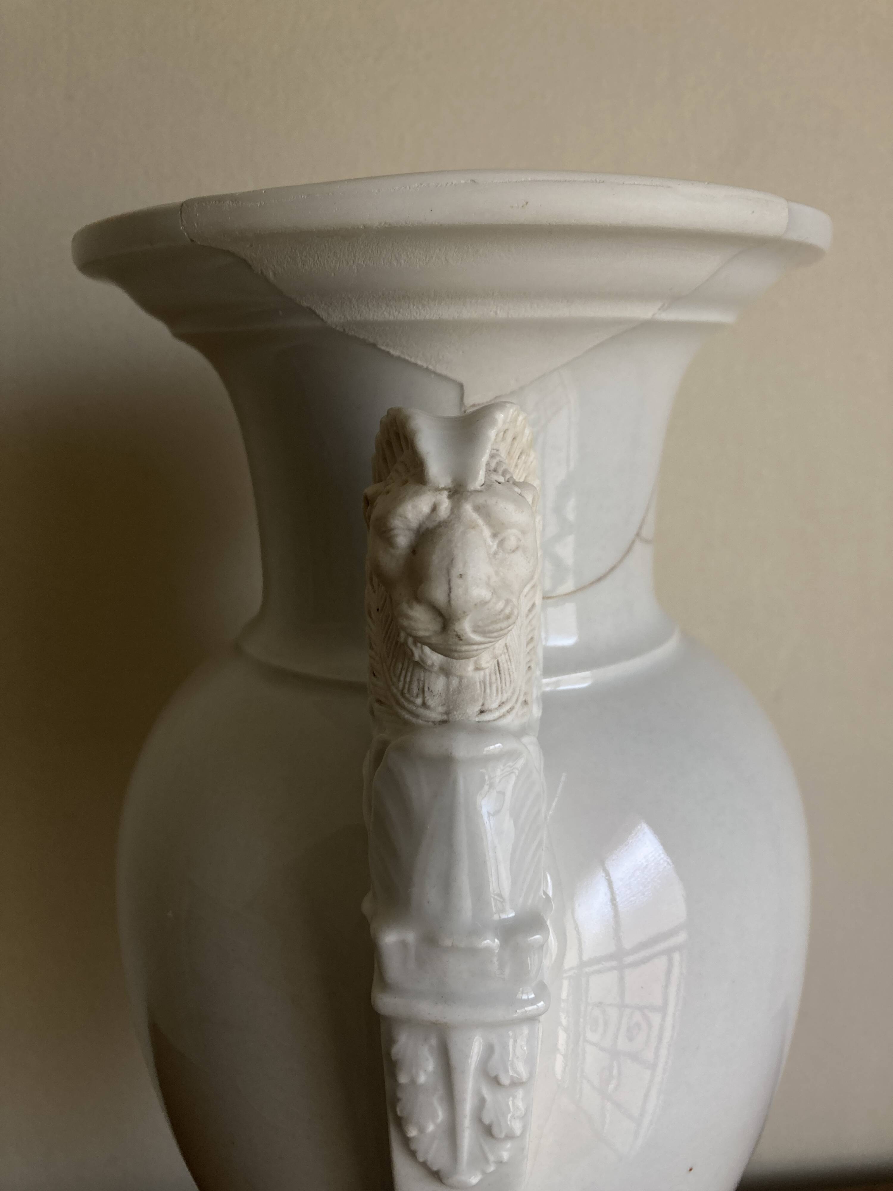 XXL white lion head neo-classical amphora vase from the Empire Consulate.