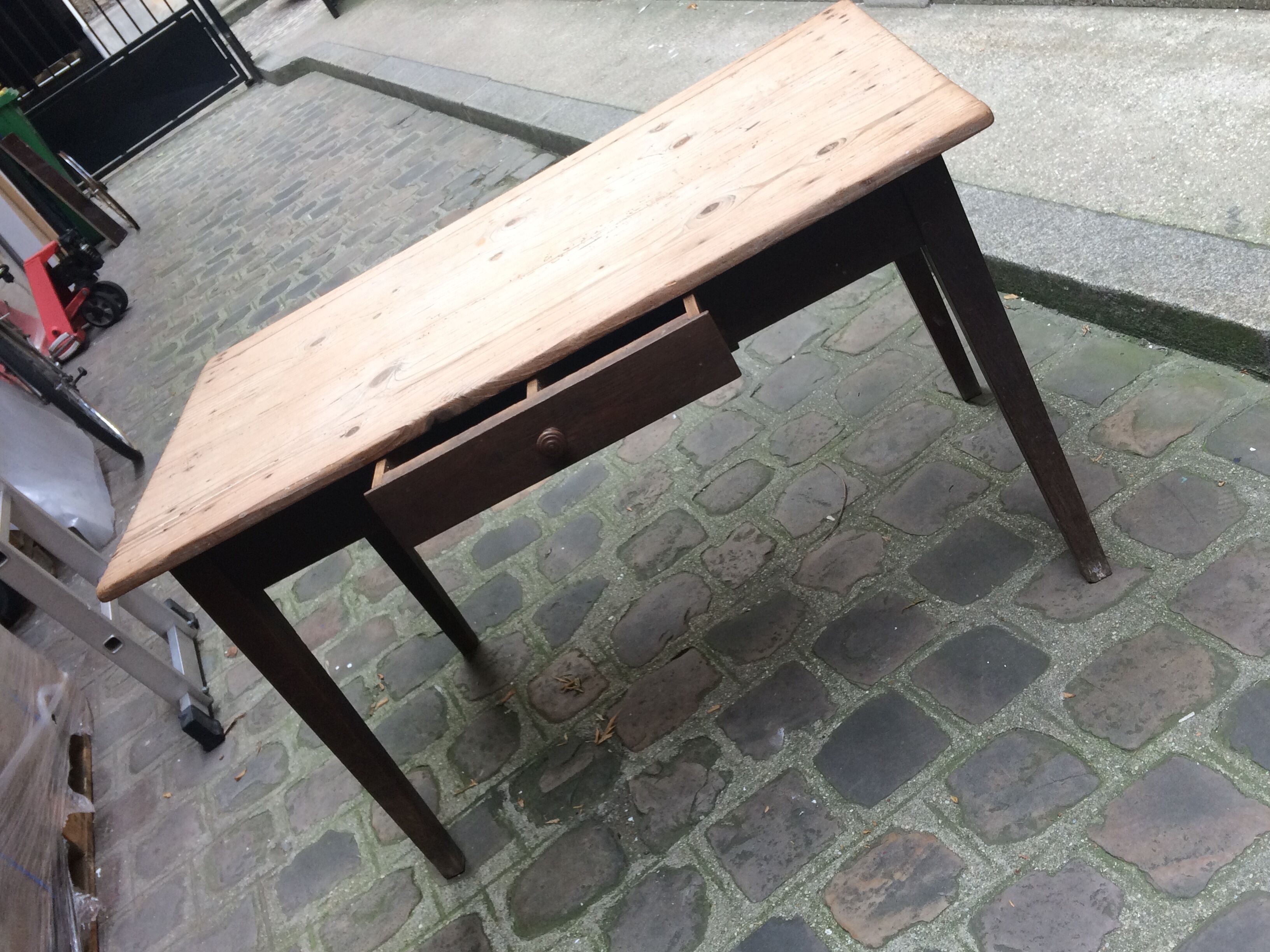 Firm table spindle feet