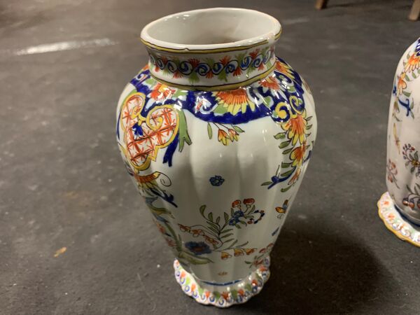 Paire de vases en porcelaine de Rouen