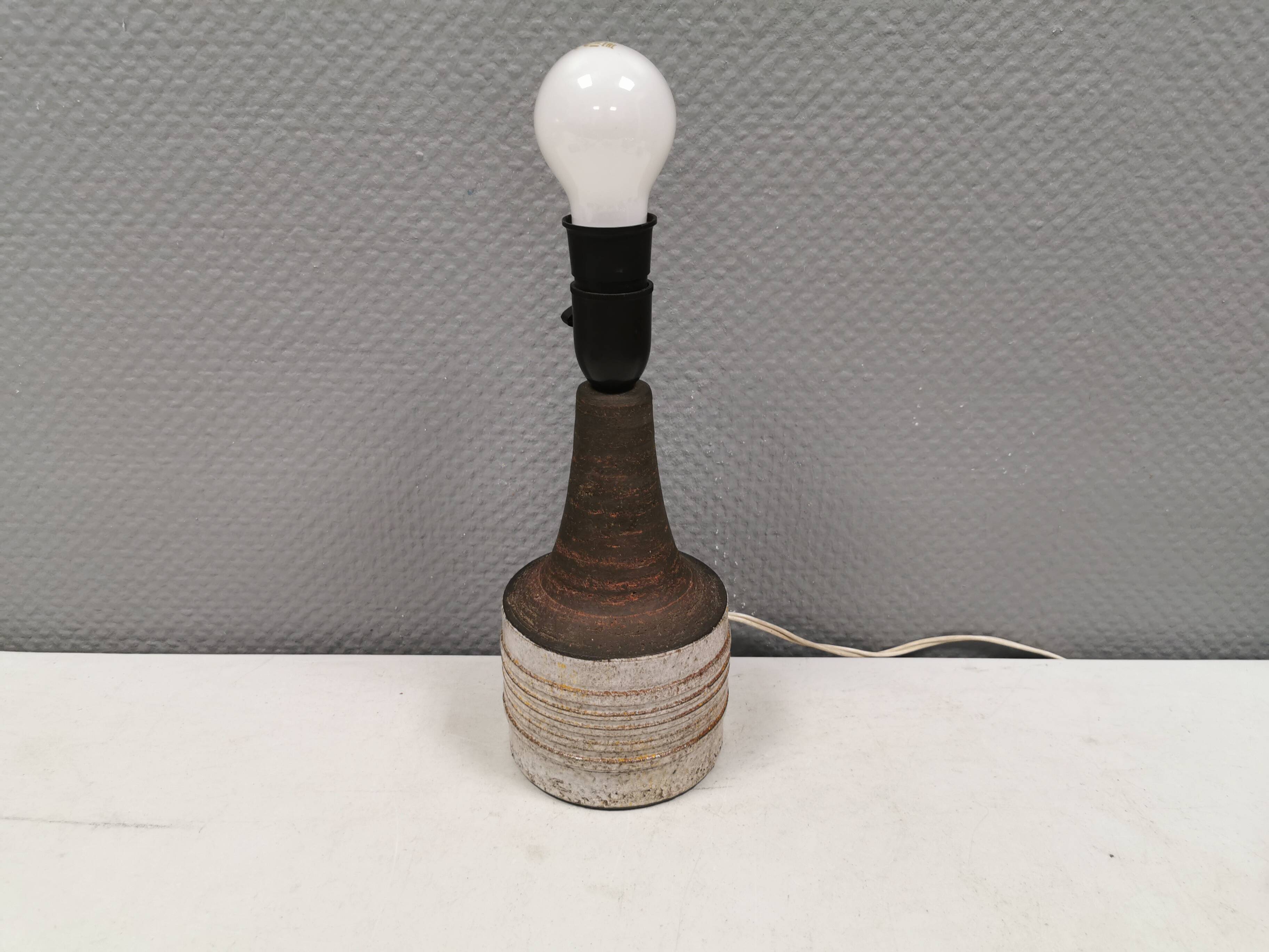 Ceramic table lamp, Danish, from the 1970s-80s. In earth tones.