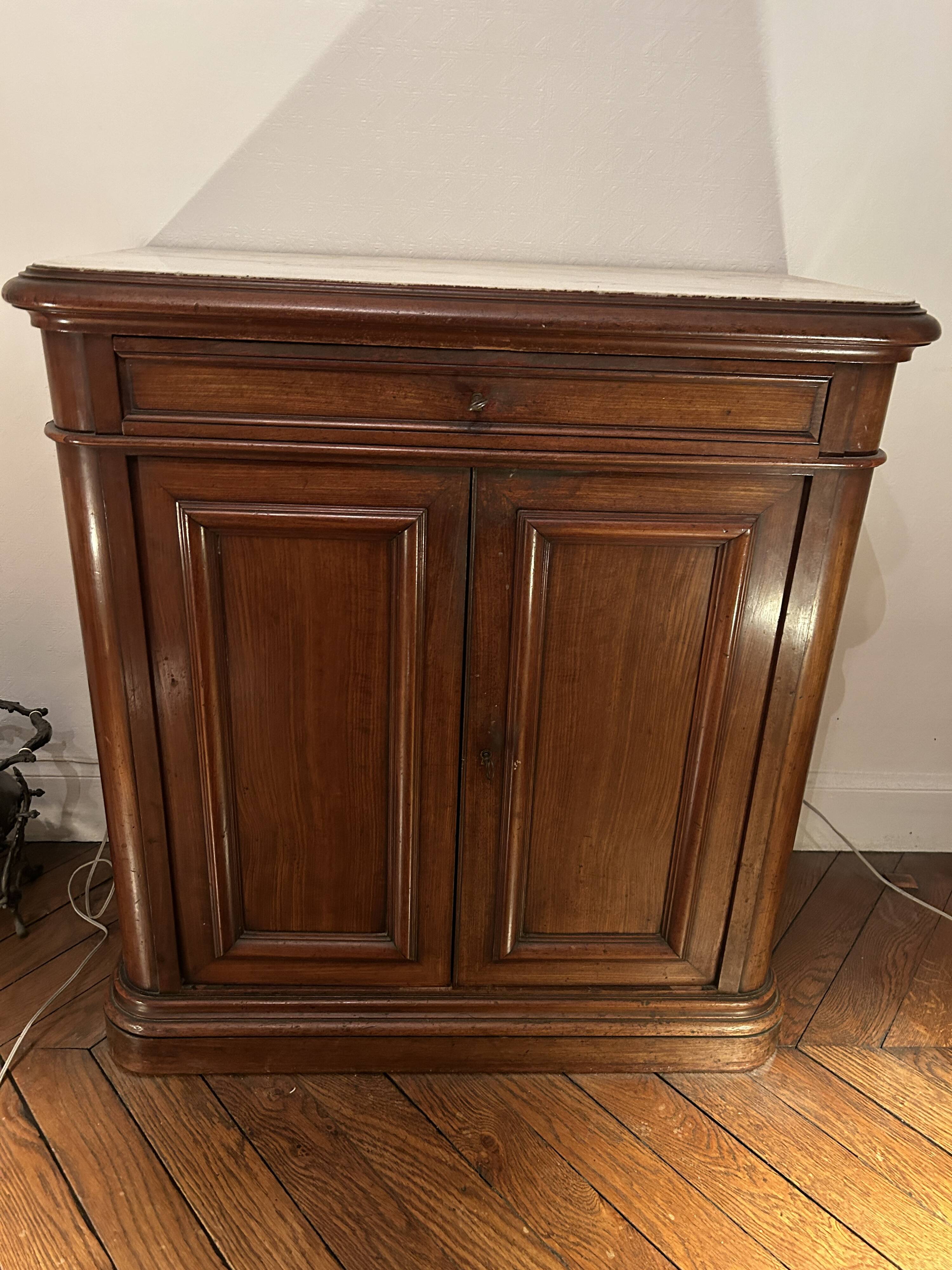 Antique wood-panelled sideboard with white marble top – Circa 1880
