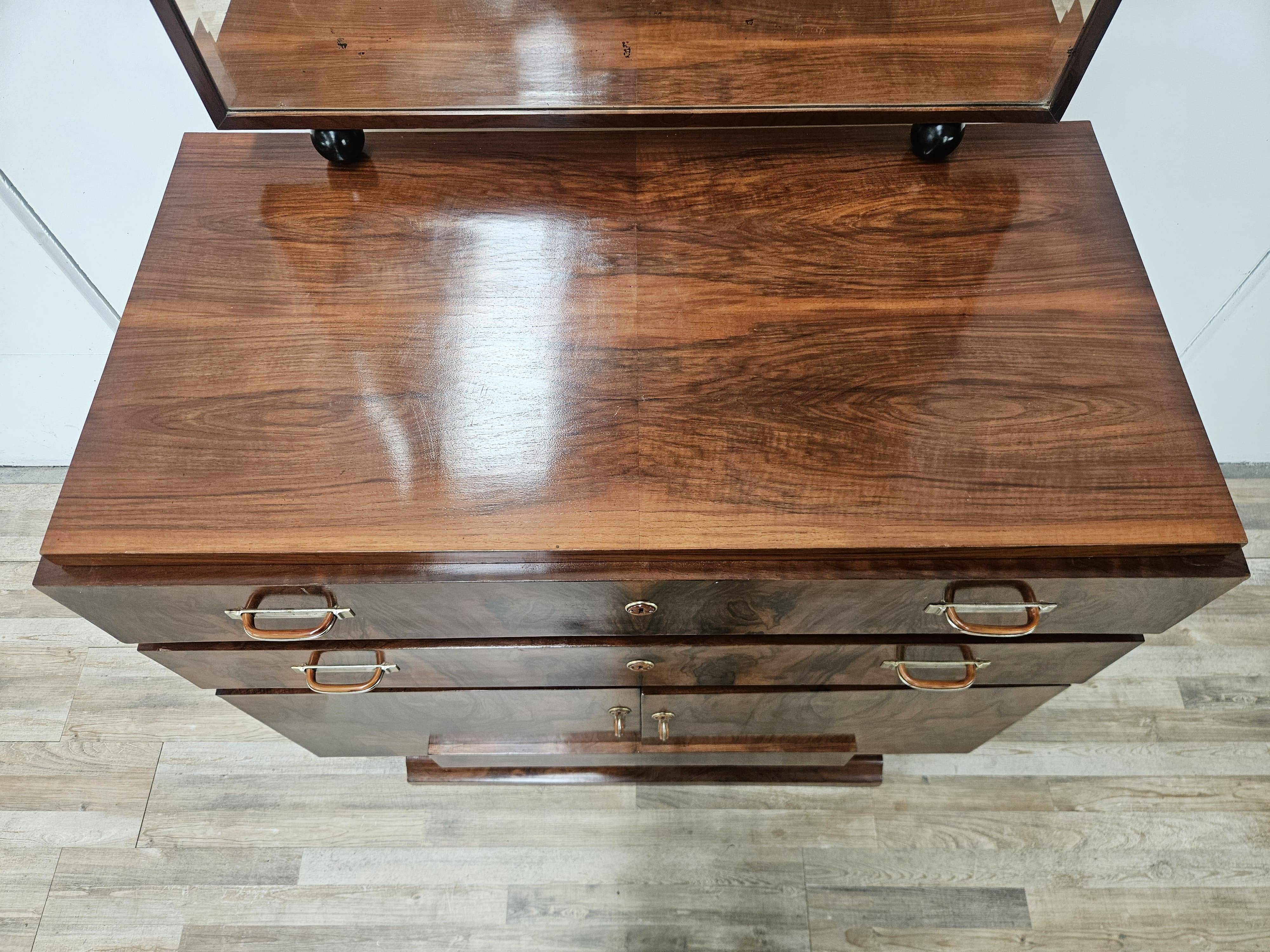 Exclusive 1940s Art Decò sideboard in walnut burl with mirror