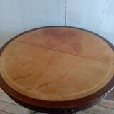 Extendable table with claw legs