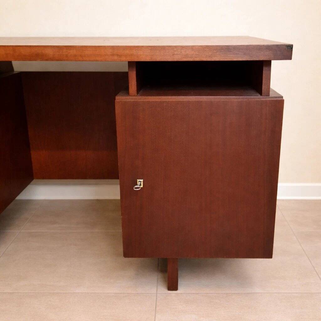 Bureau de centre a caissons, scandinave en teck, vers 1960-1970