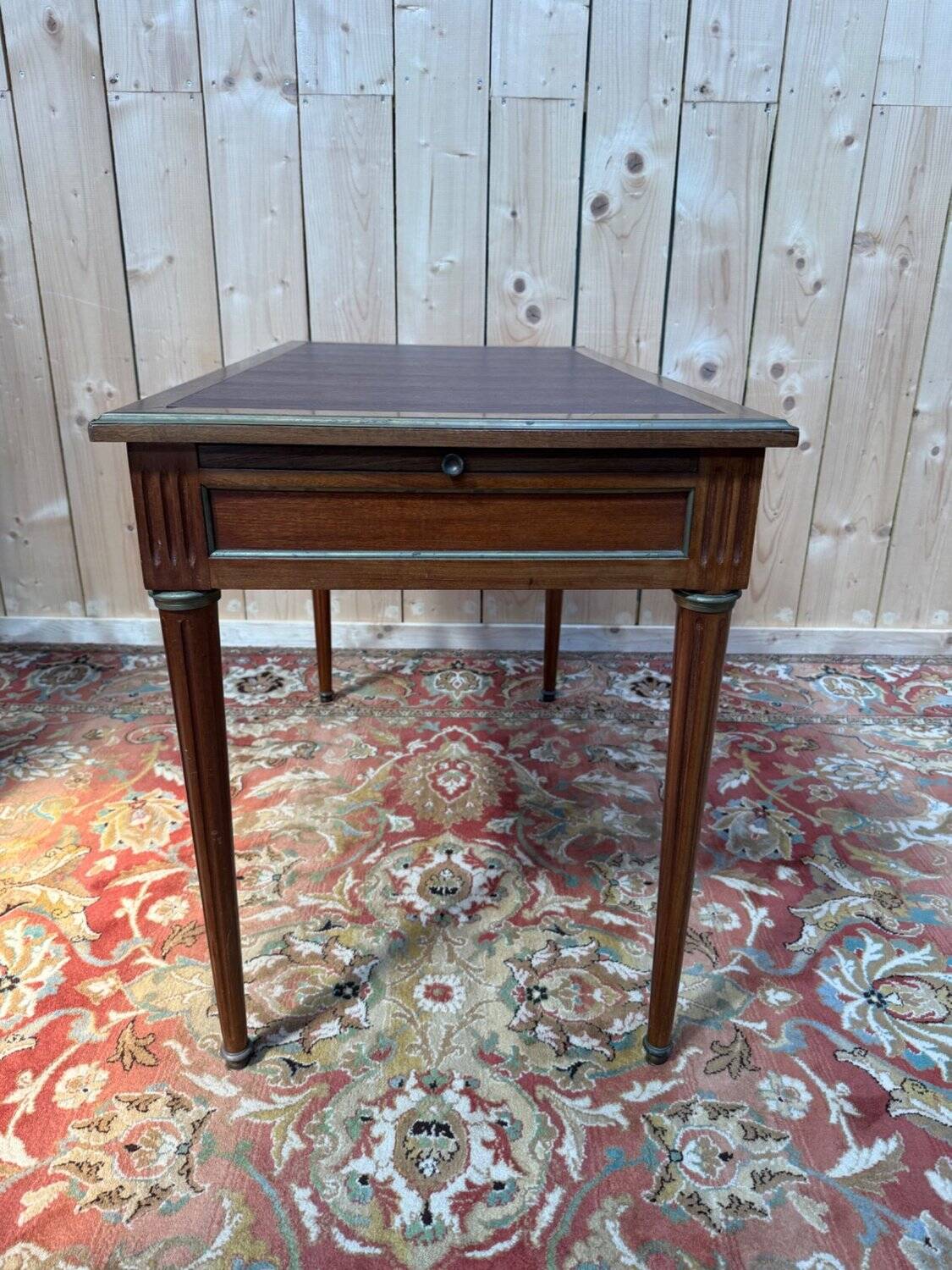 Flat desk with pull-outs – Louis XVI style – Gilded bronze – Early 20th century