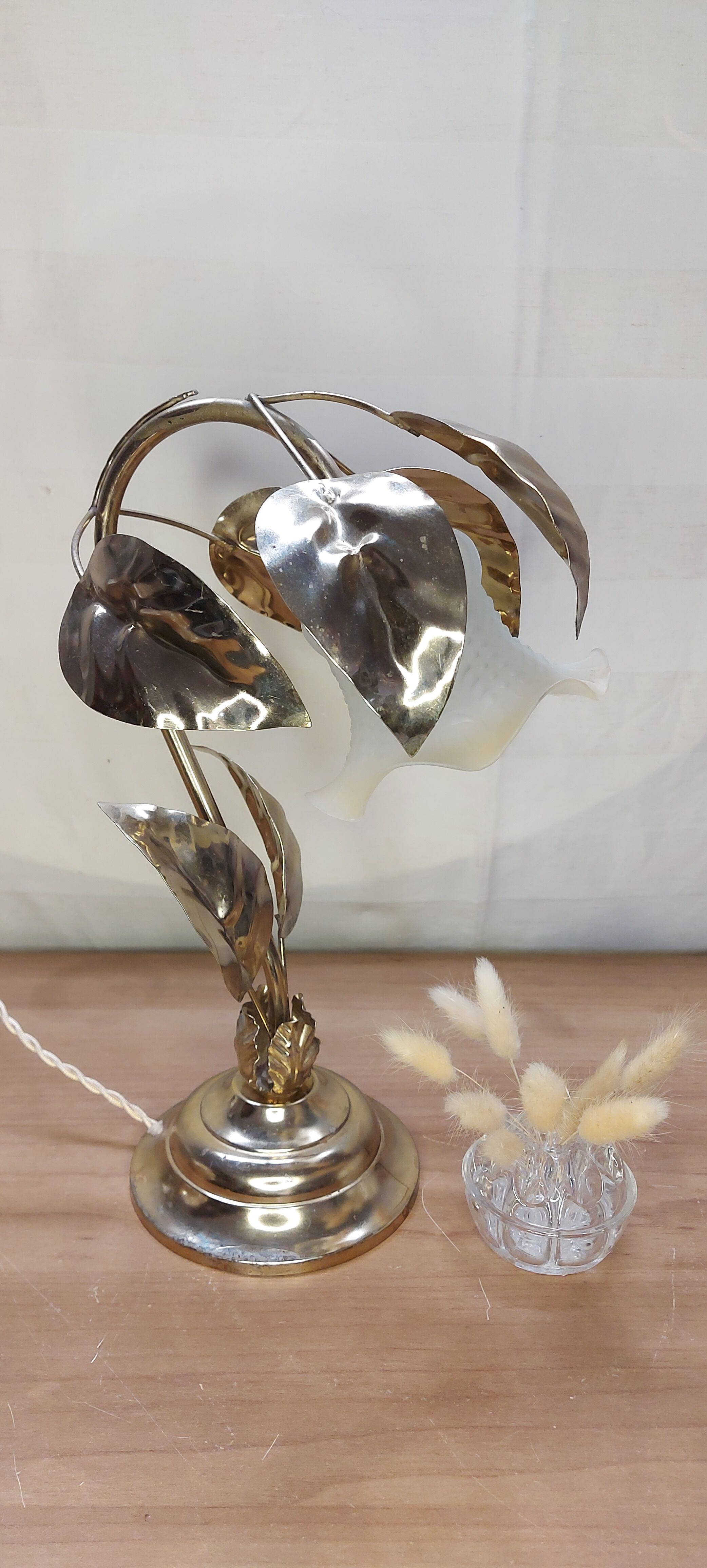 Gold metal flower lamp