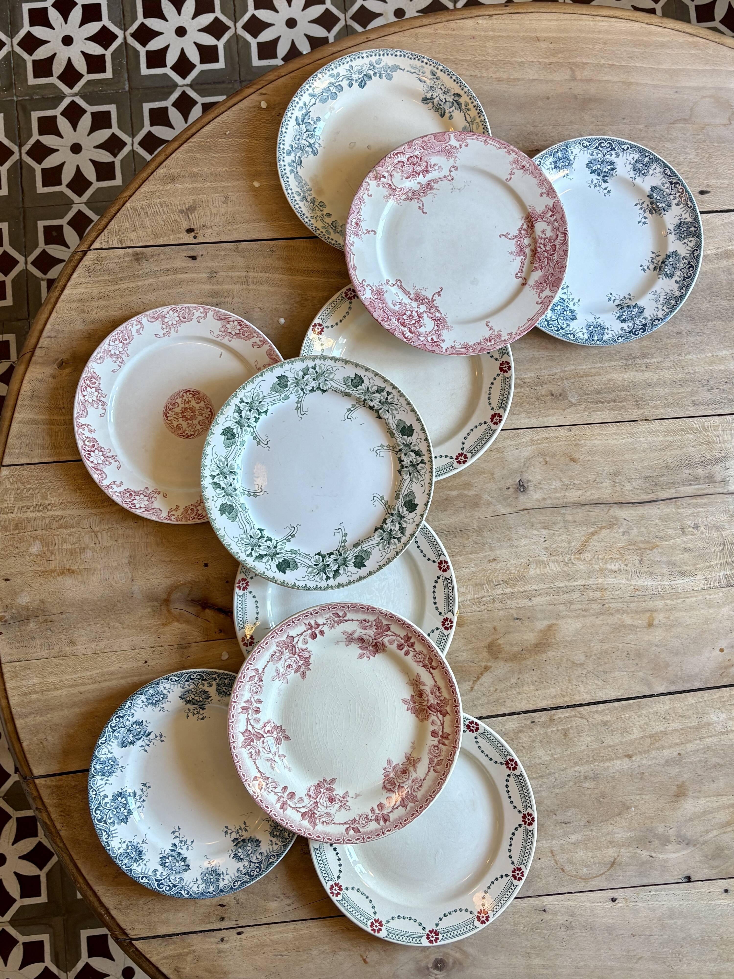 Lot de 10 assiettes plates anciennes en terre de fer dépareillées