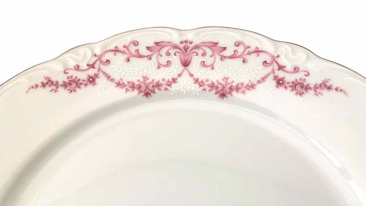 12 assiettes plates en porcelaine