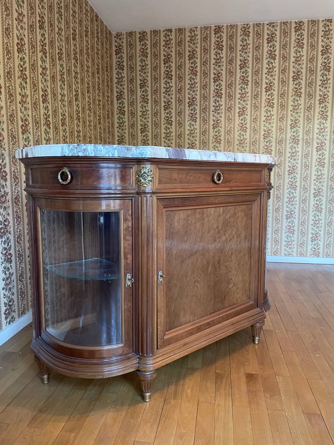 Meuble d’appui Louis XVI en bois précieux, marbre et vitrine – Haentgès Frè