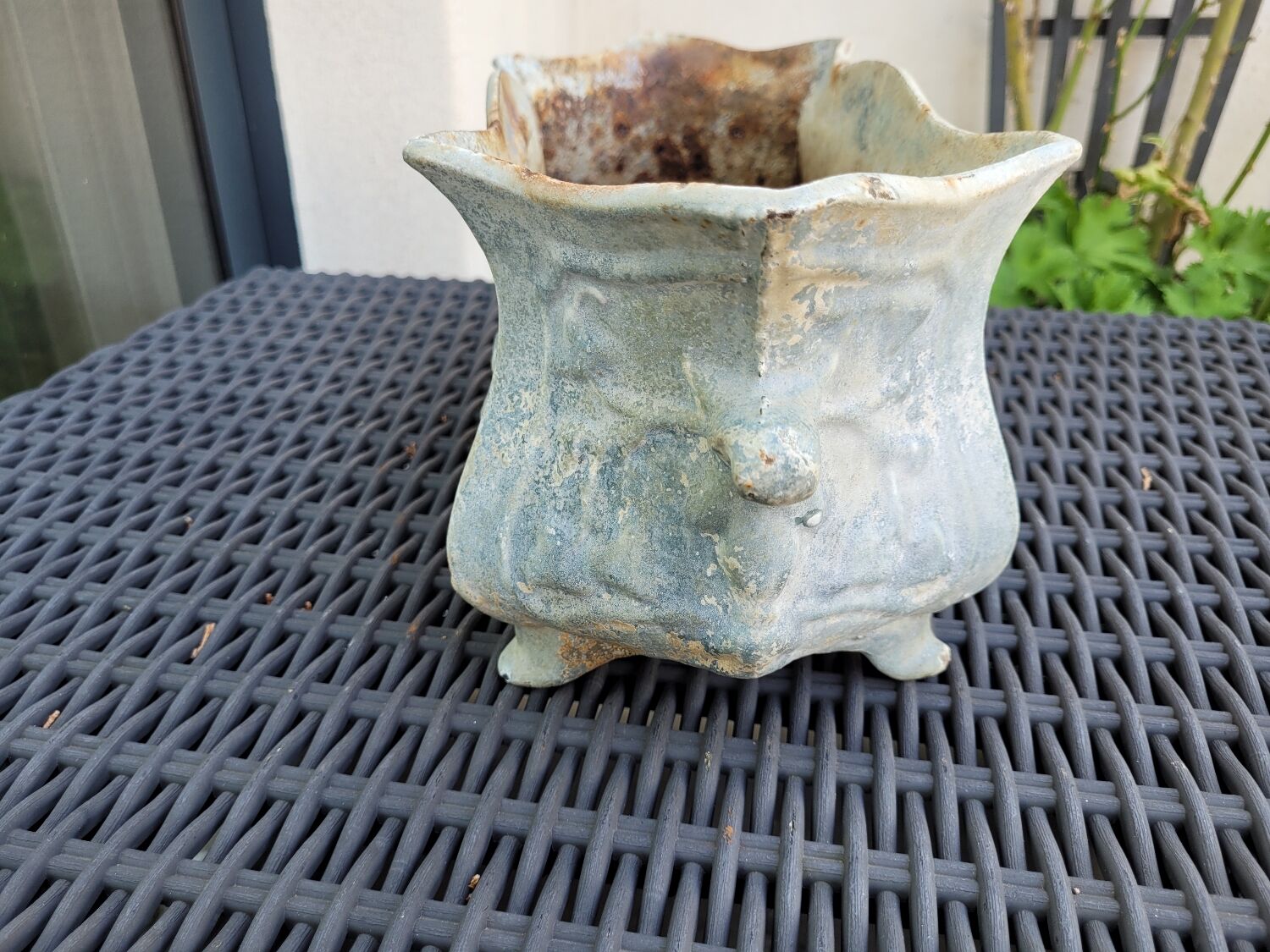 Cast iron planter