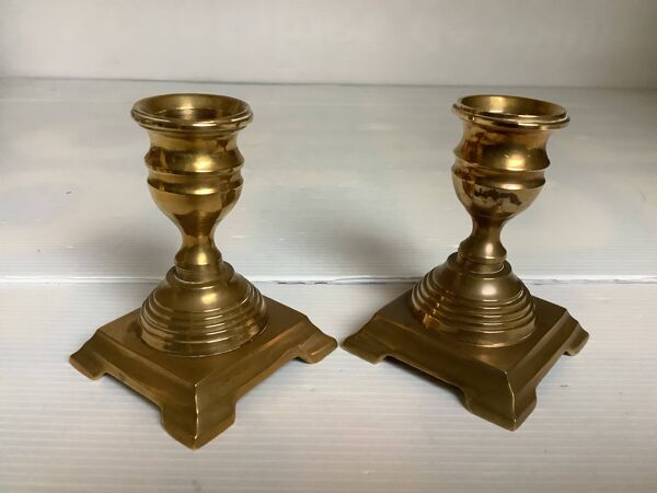 Paire de petits bougeoirs en laiton