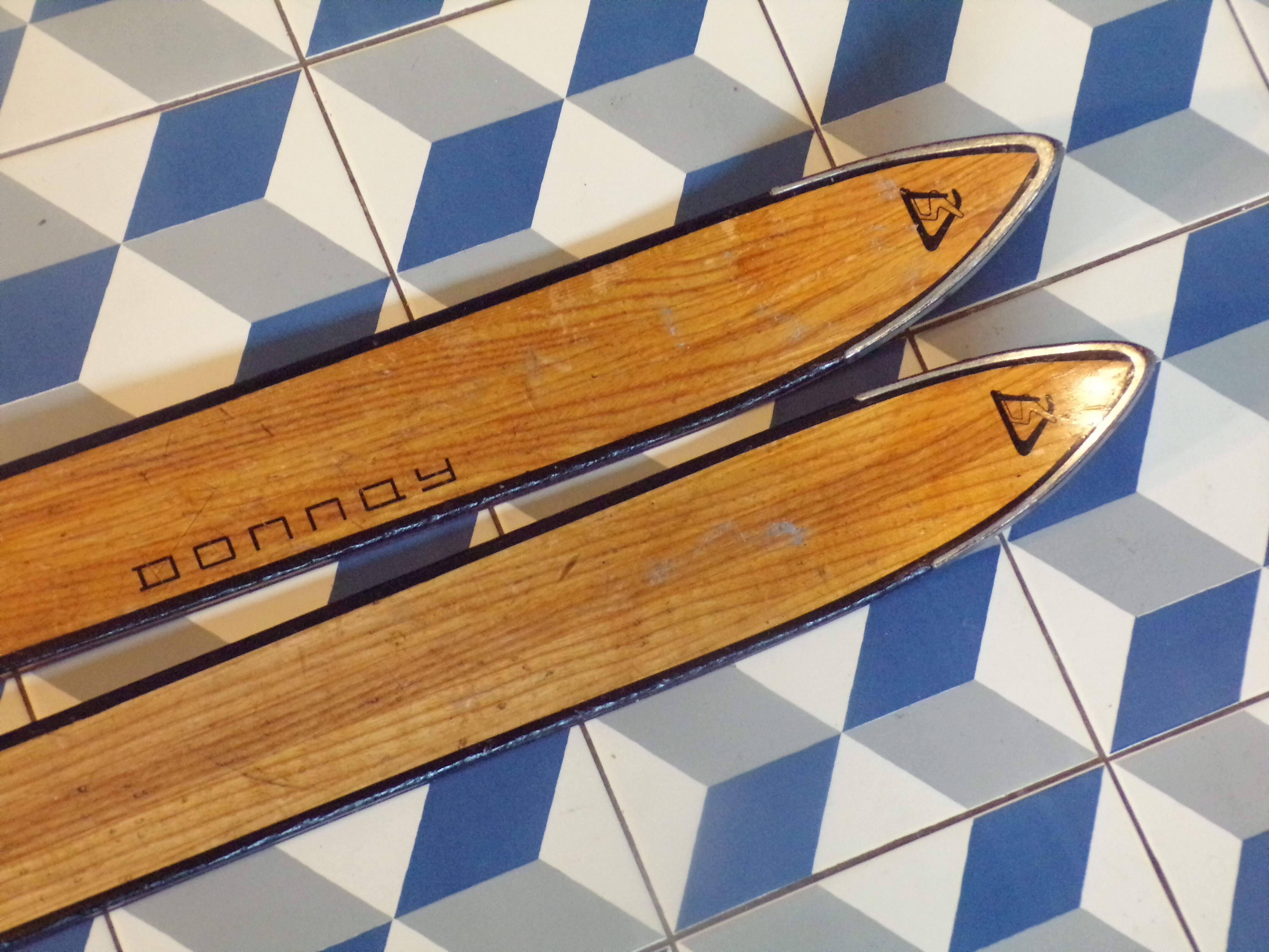Pair of vintage Donnay skis 1,98m