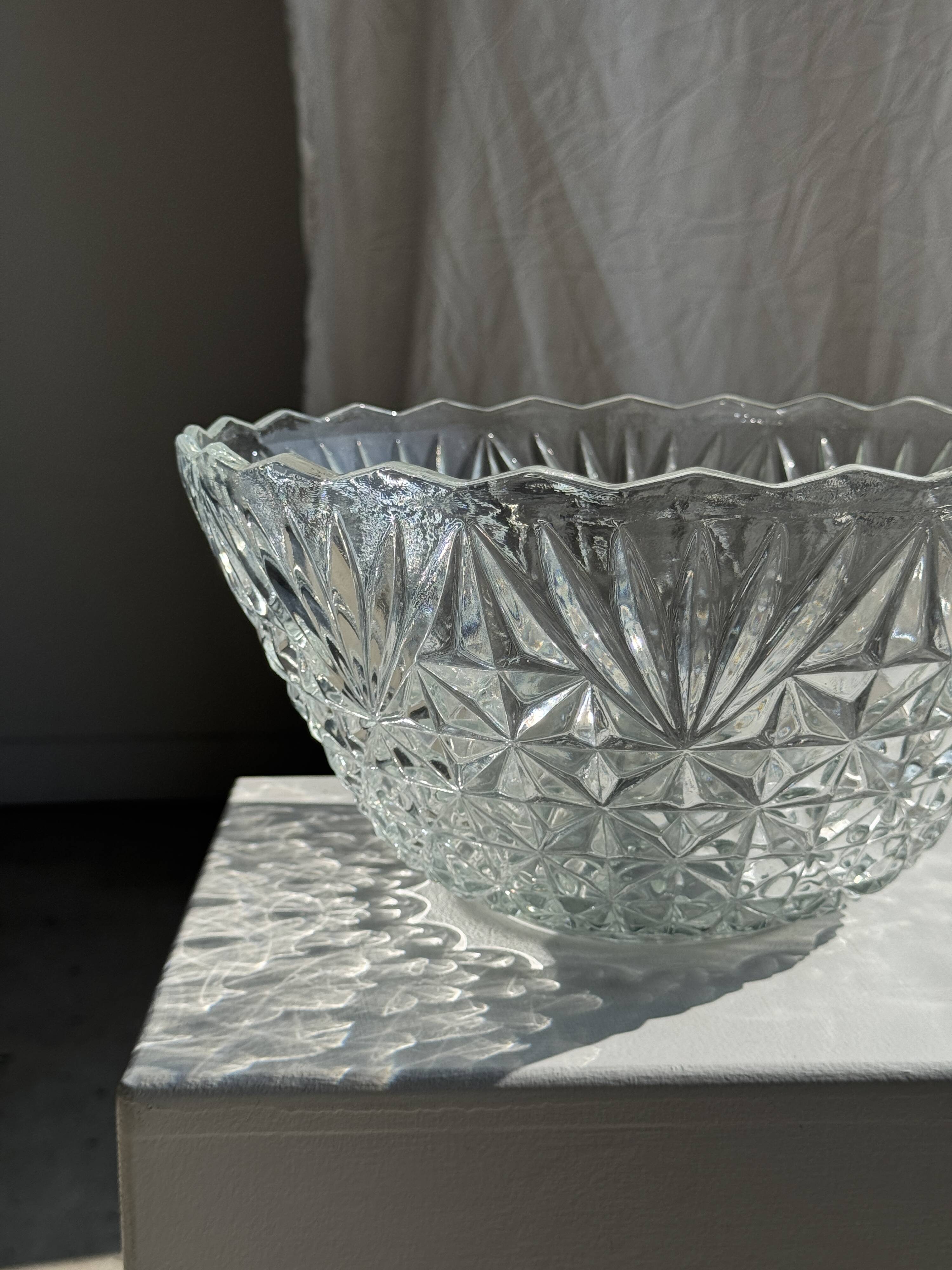 Large glass salad bowl with diamond points D30