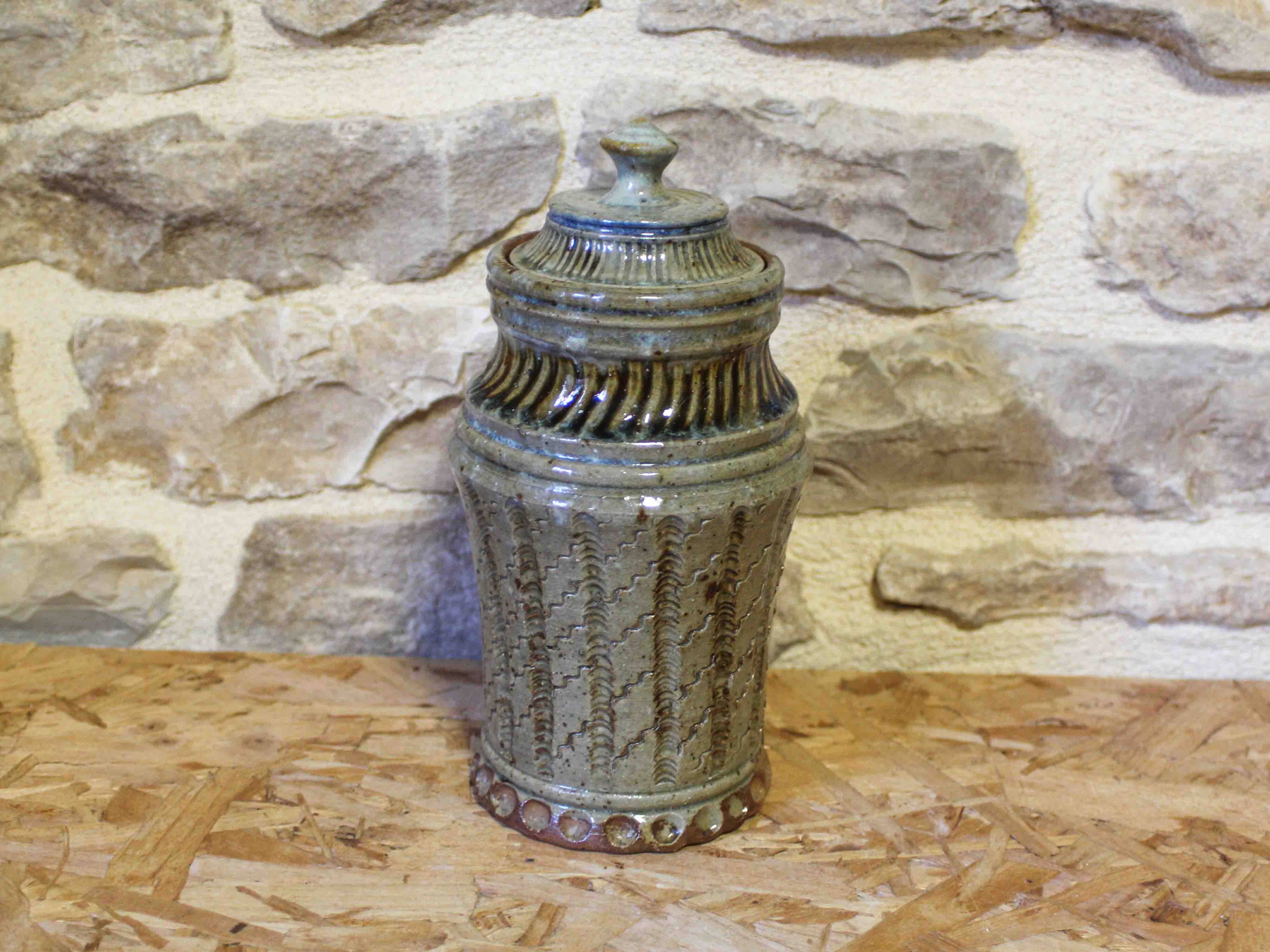 Pot couvert en grès vernissé