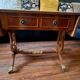Table d'appoint Regency en acajou et cuir vert - Bevan Funnell