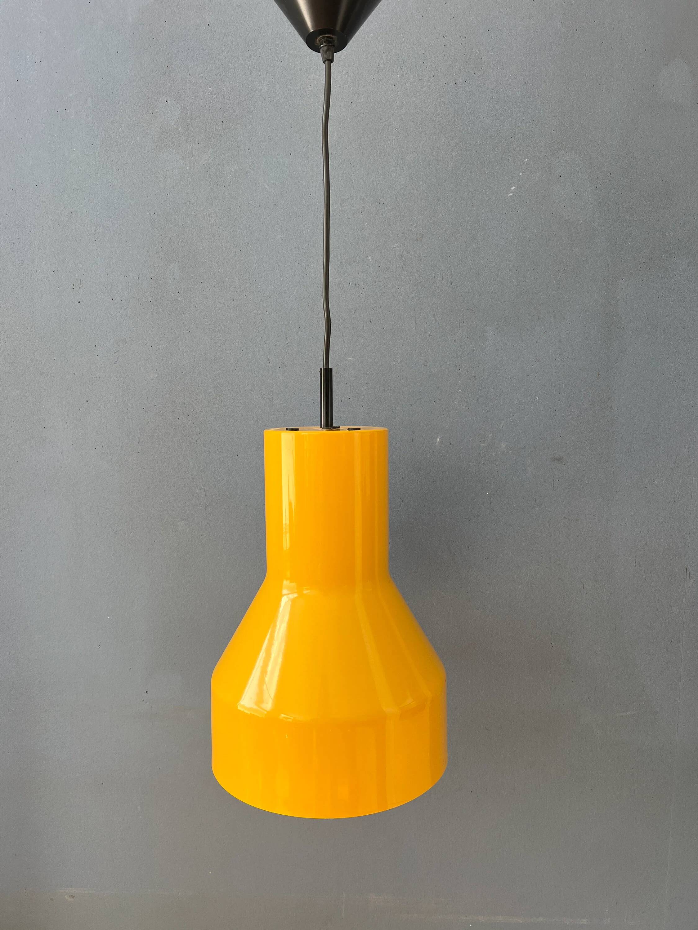Suspension Space Age industrial in yellow metal