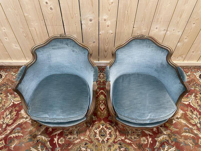 Paire de fauteuils bergères de style Louis XV en velours bleu et bois doré