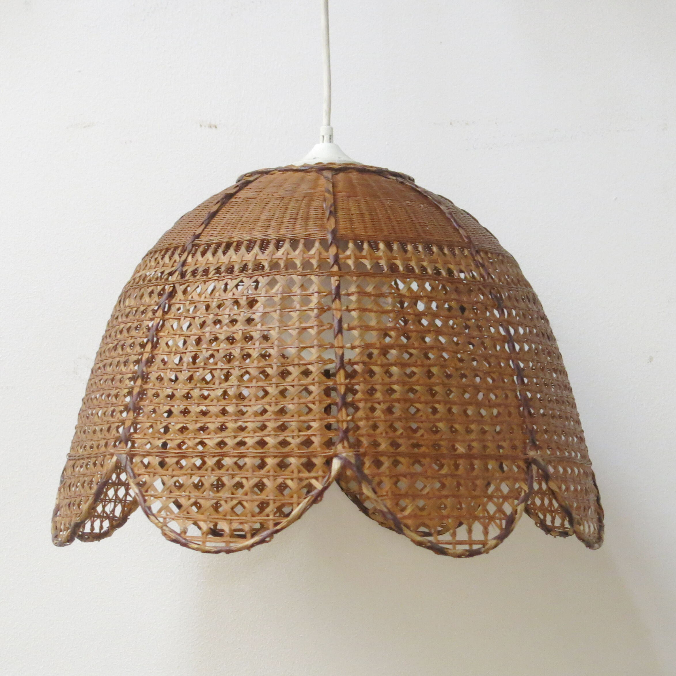 Hanging lamp in rattan and cannage