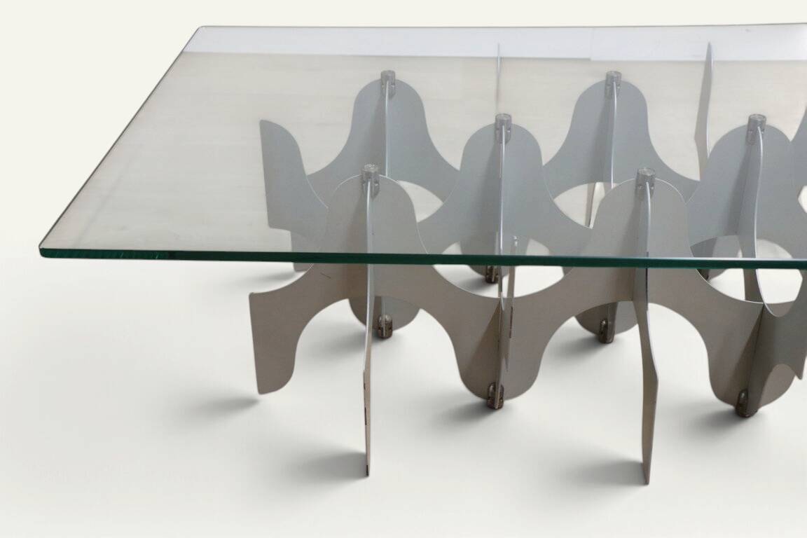 Minimalist sculptural coffee table in metal and glass – 1970