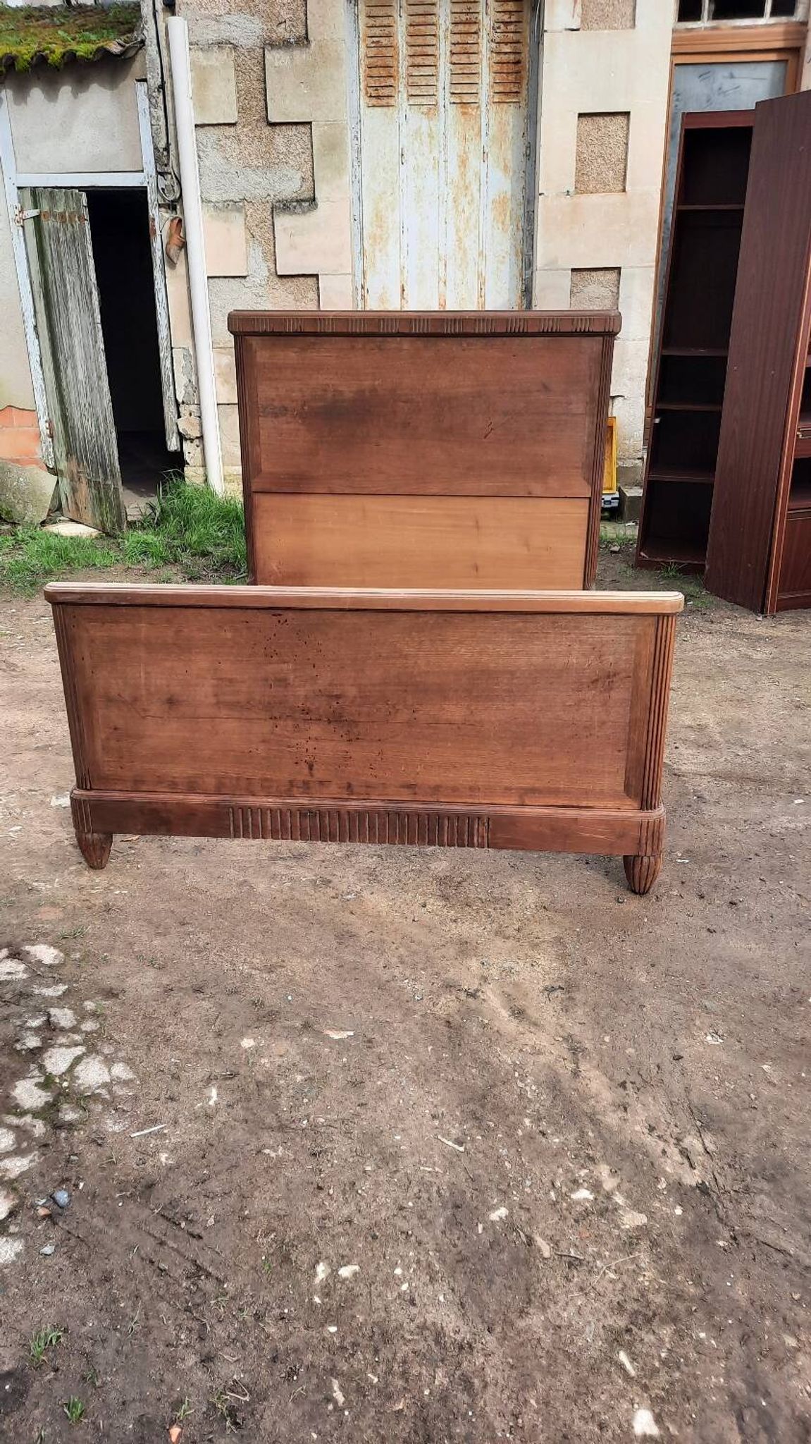 Bois de lit ancien en 140 cm