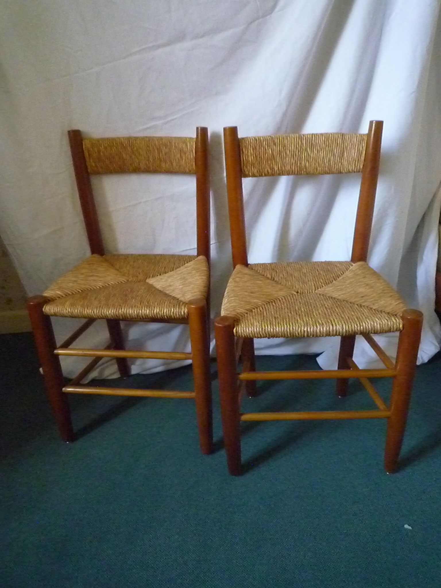 Deux chaises design brutalist