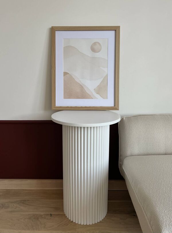 table de chevet ronde et cannelée en blanc