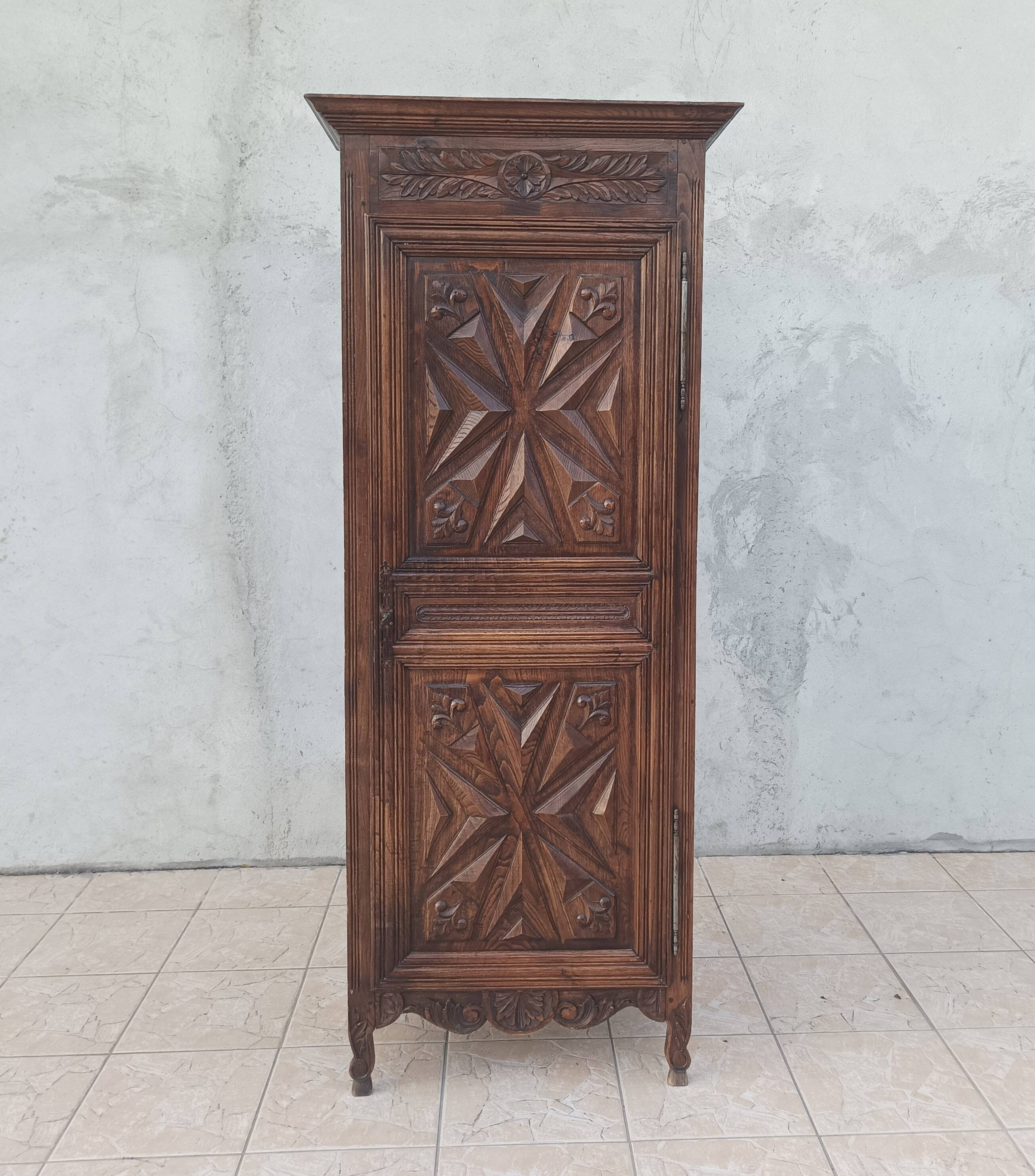 Standing man Louis XIII in oak