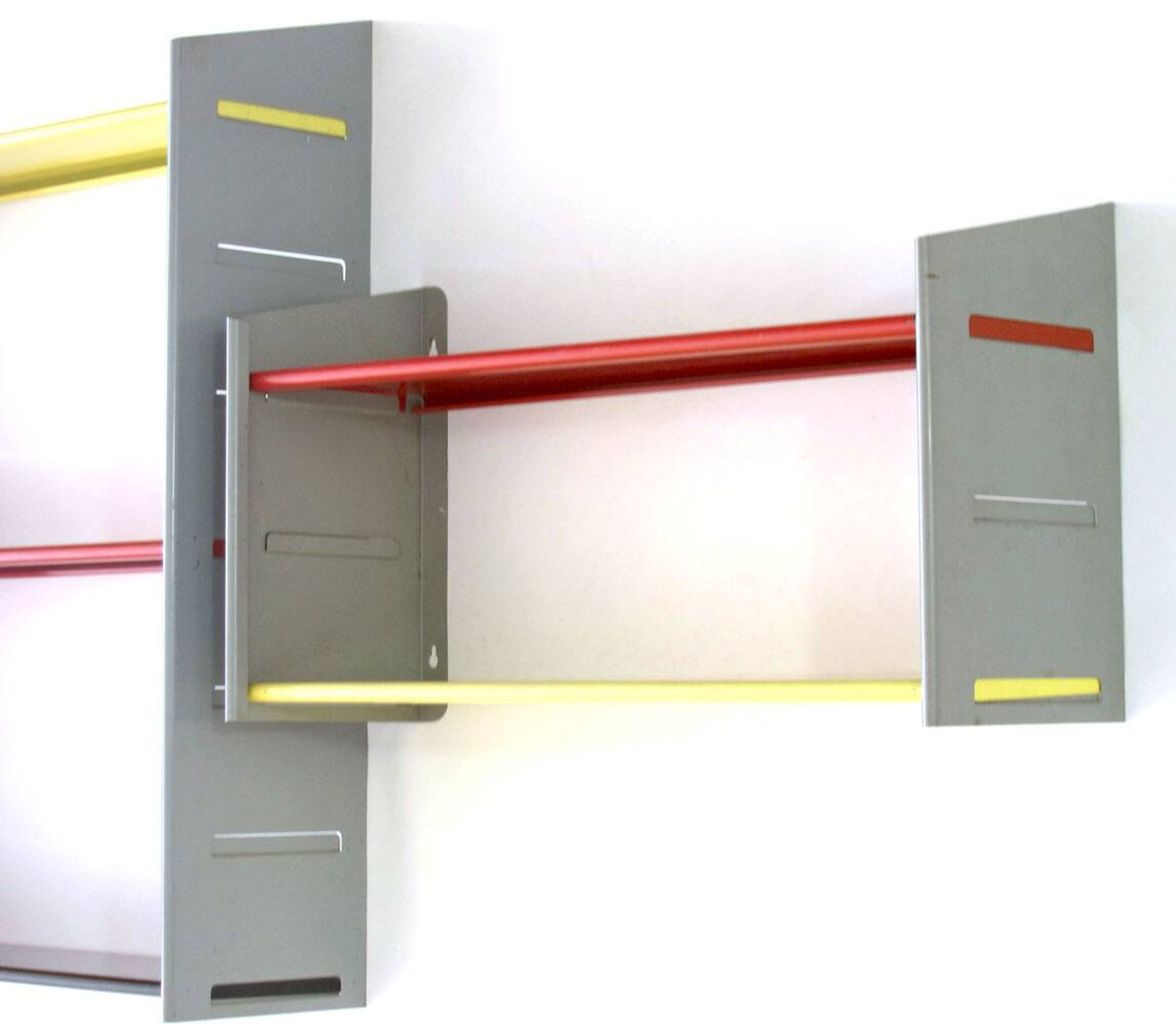 Grand meuble de rangement en métal de style Jean Prouvé, Perriand – Jaune, Rouge et Noir