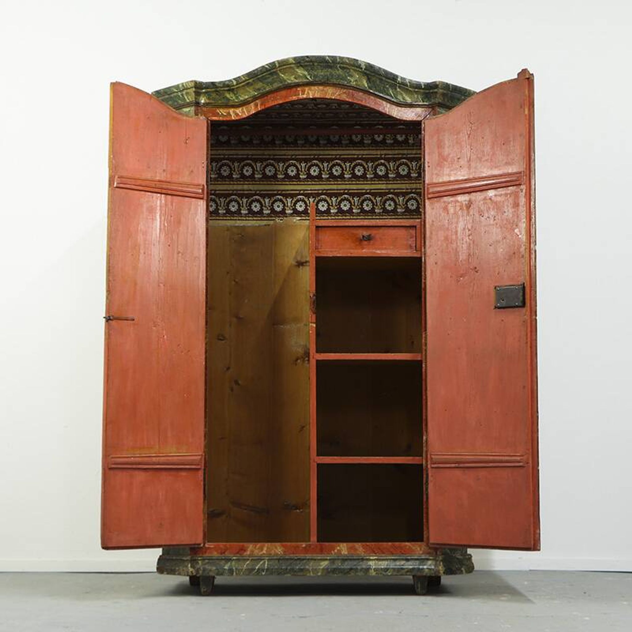 Cabinet d'art populaire en marbre peint