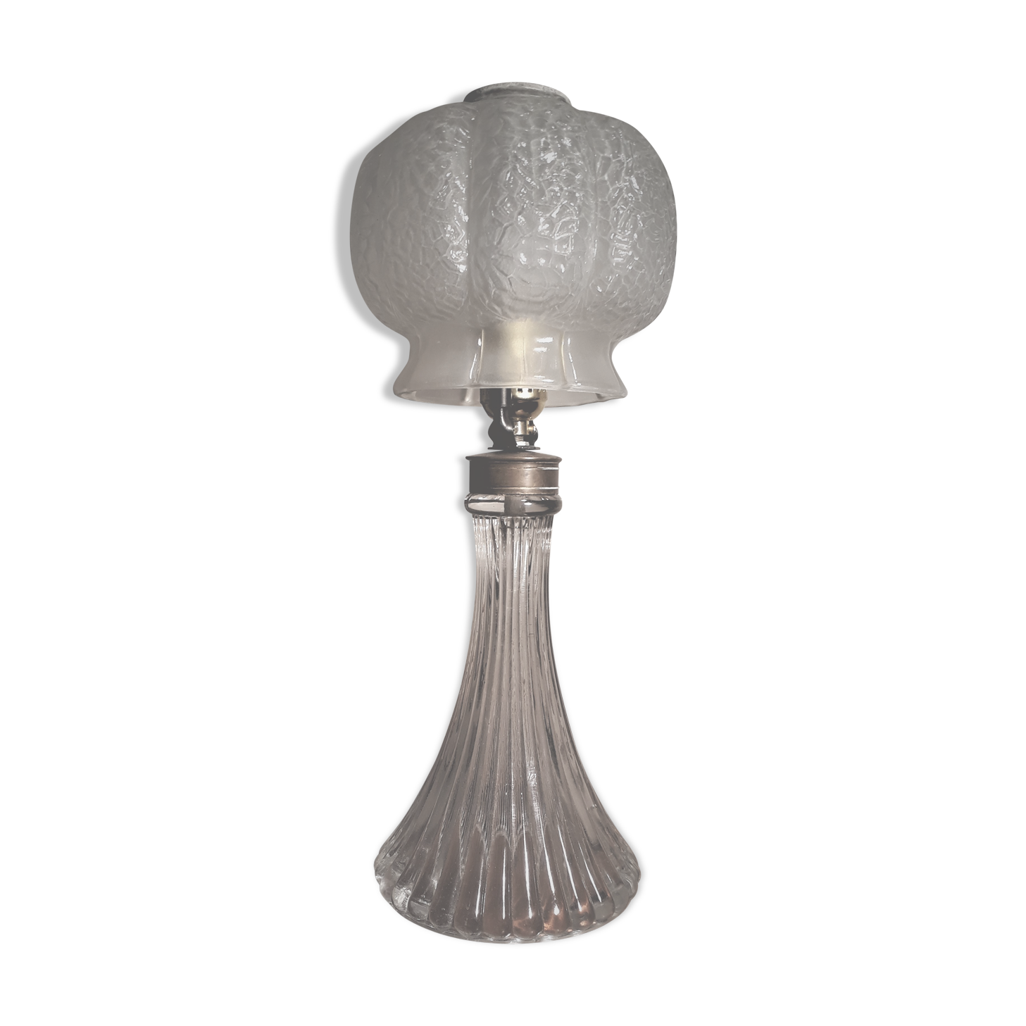 Lampe art deco en verre moulé