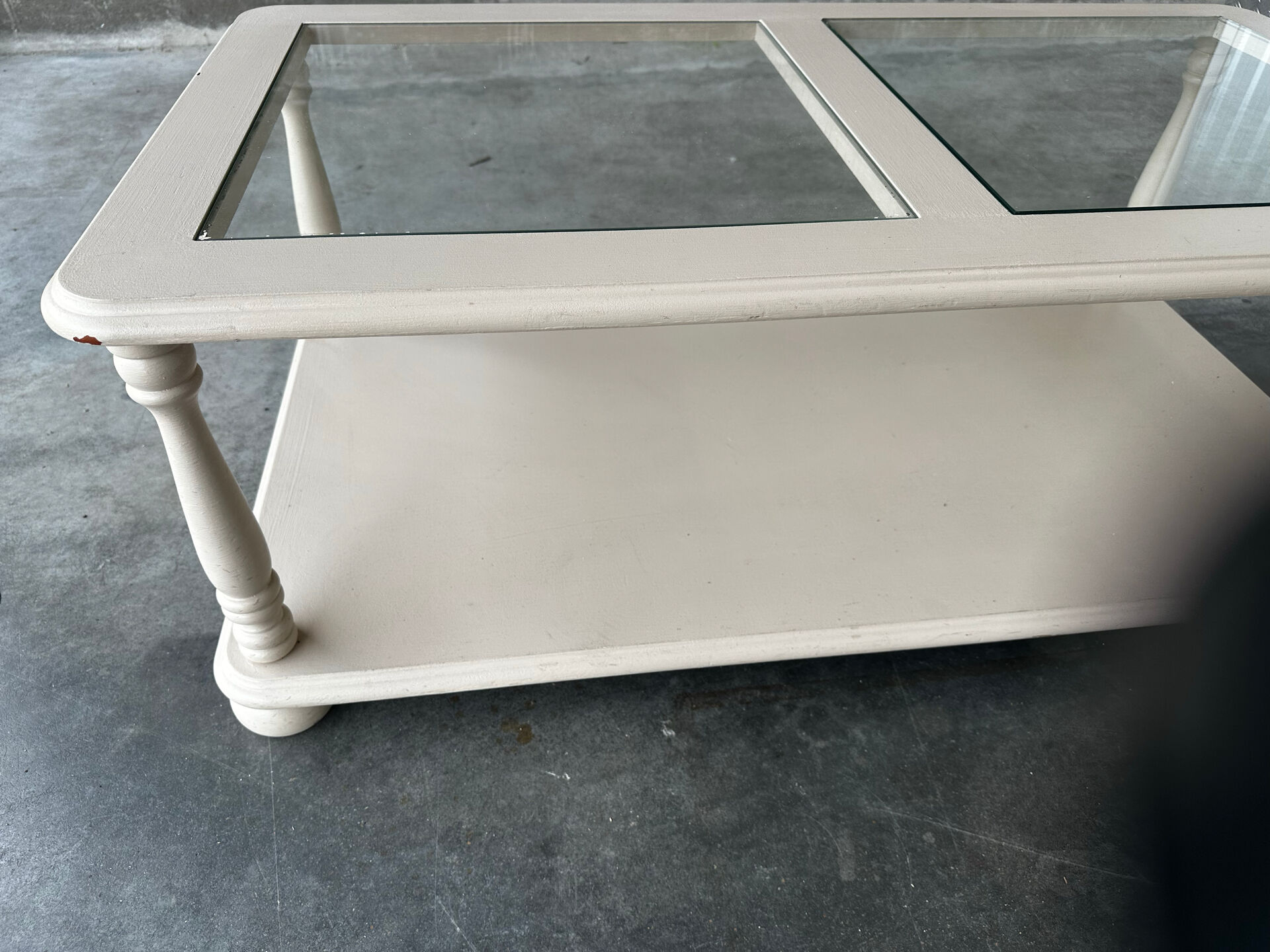 Table basse vintage crème rosé à double plateau et verre