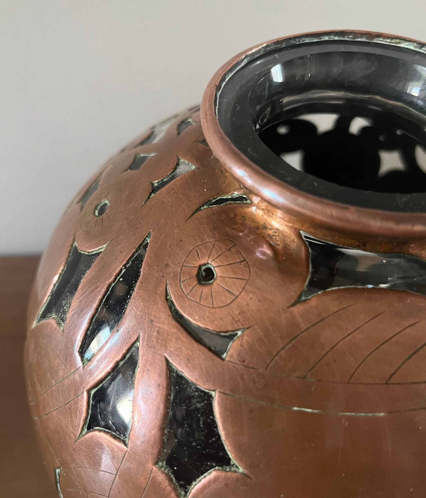 Vase boule en verre à motifs arabesques métalliques