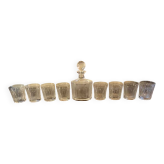 Service a whisky lalique compose de sa carafe avec bouchon et 8 verres "femme a l'antique"