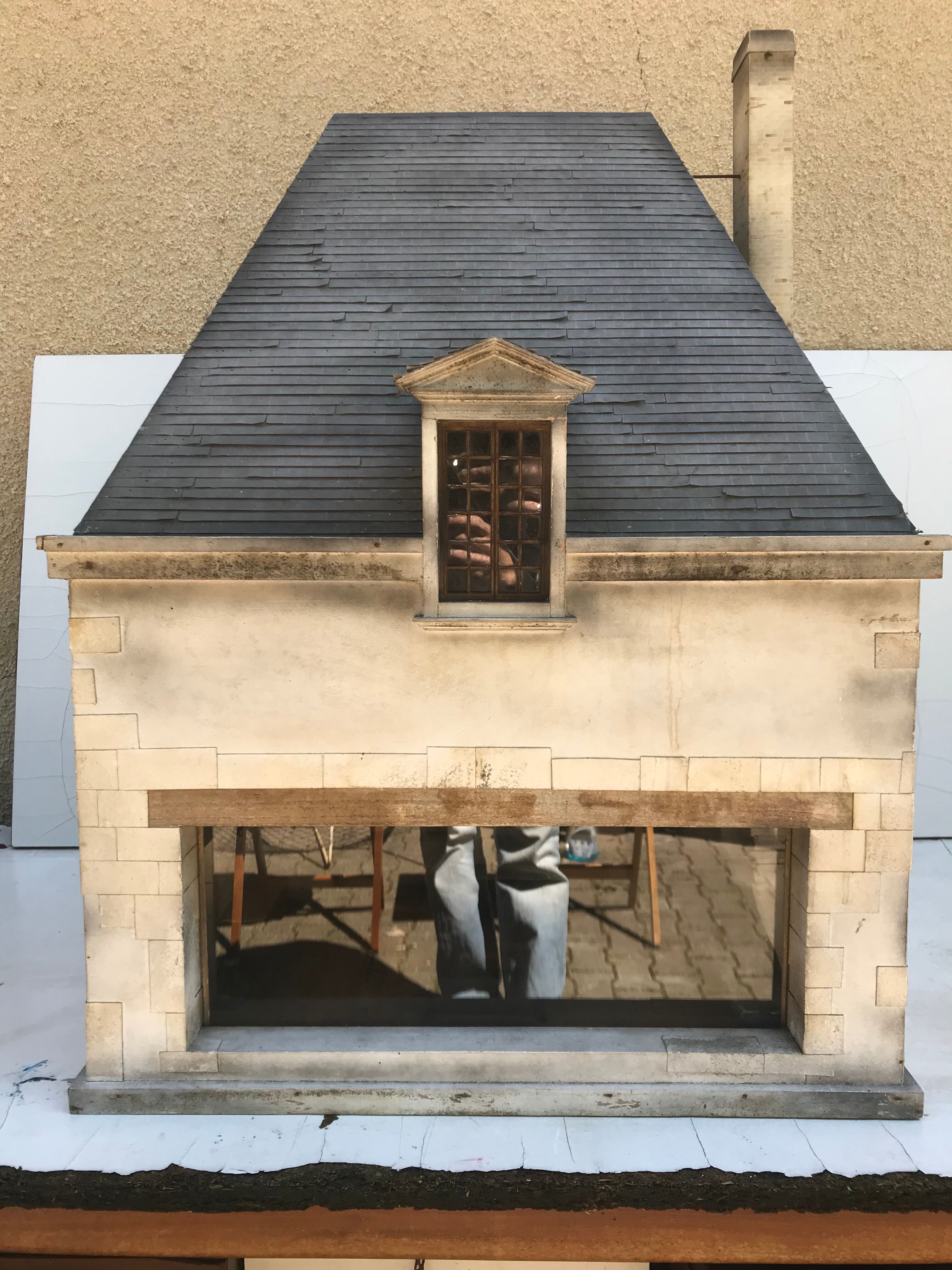 Ancienne maison de poupée