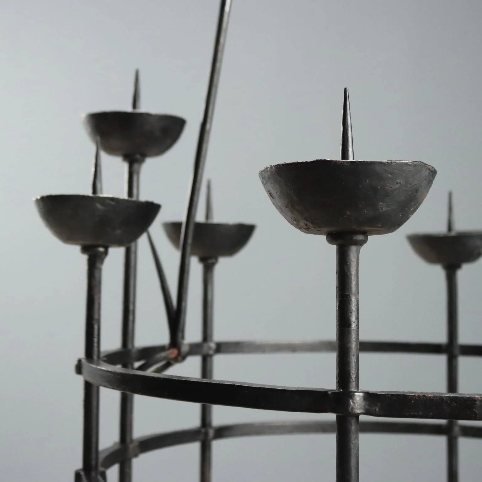 Lustre en fer forgé par Alberto Gerardi