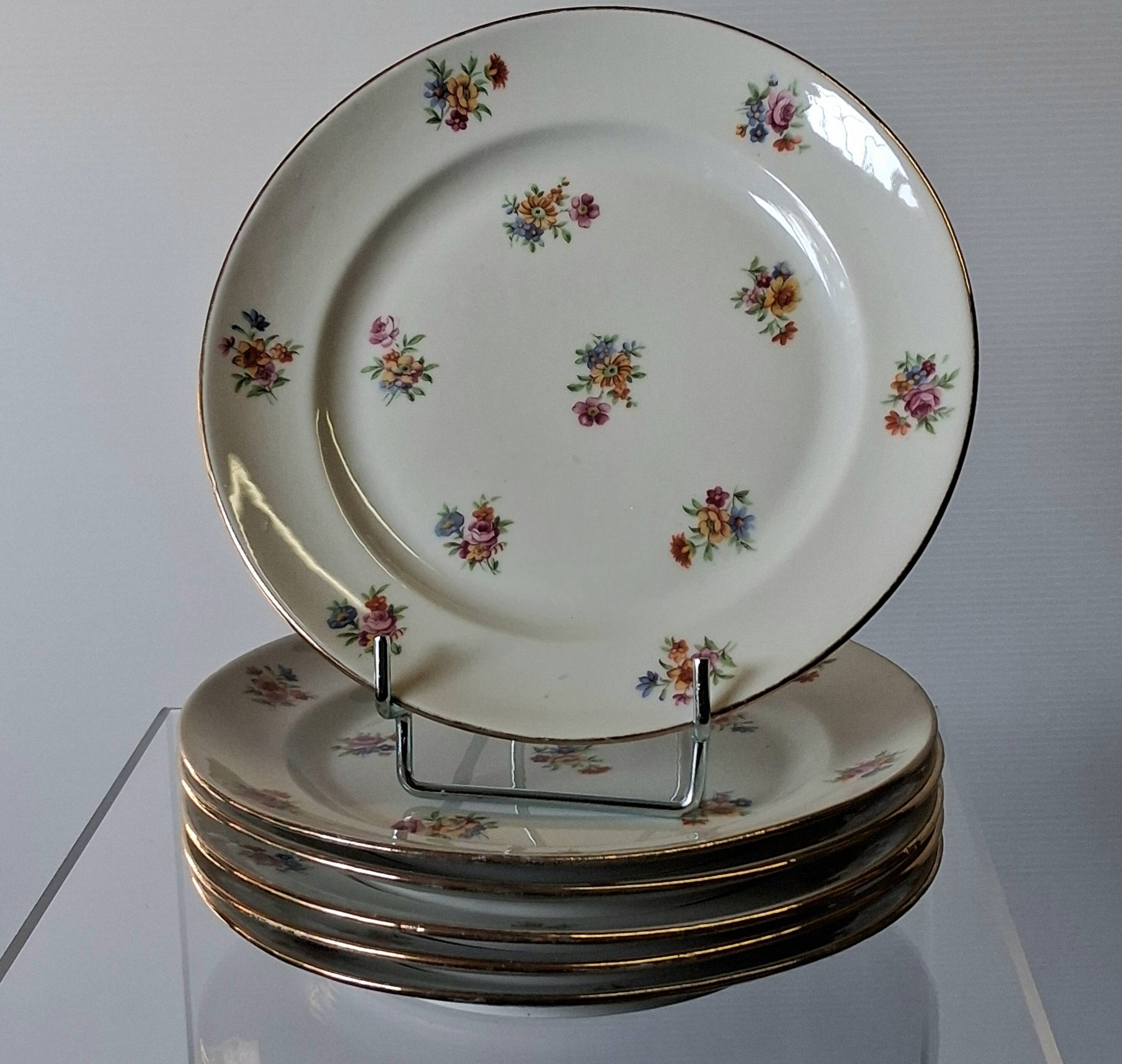 6 dessert plates in French porcelain in good condition.
