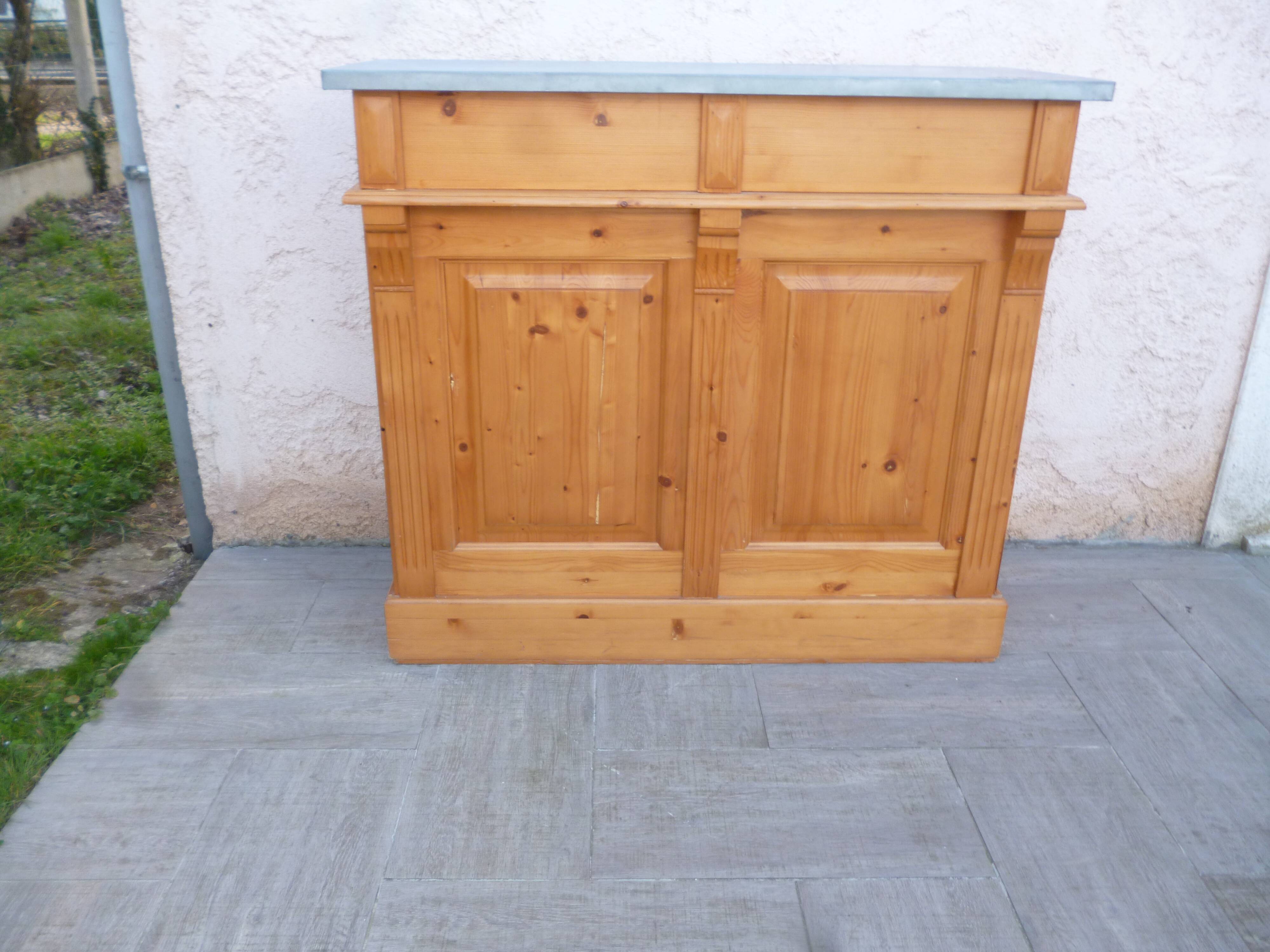 Counter with fir drawers
