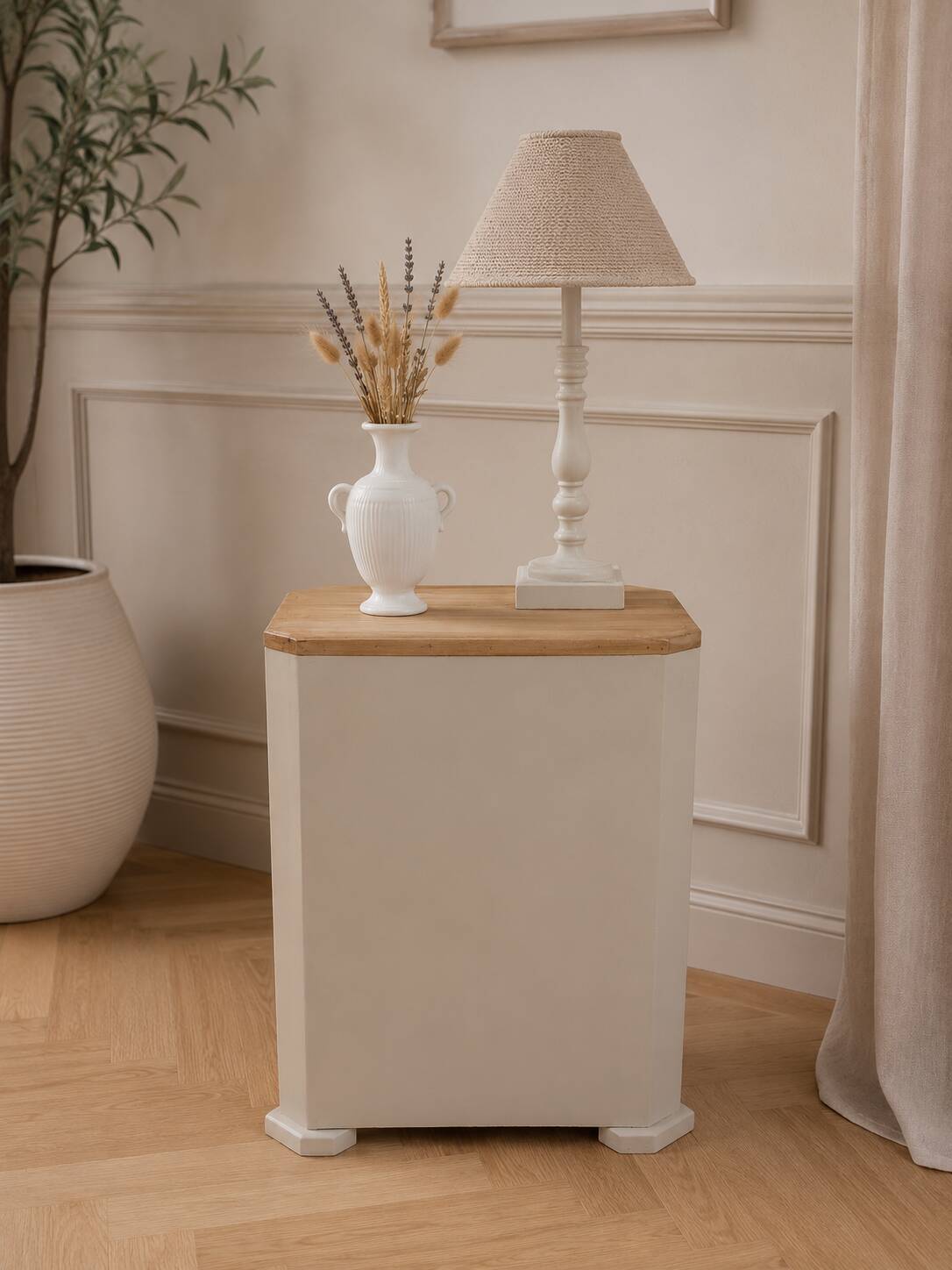 Bouts de canapé, meuble d'appoint vintage réenchanté en beige.