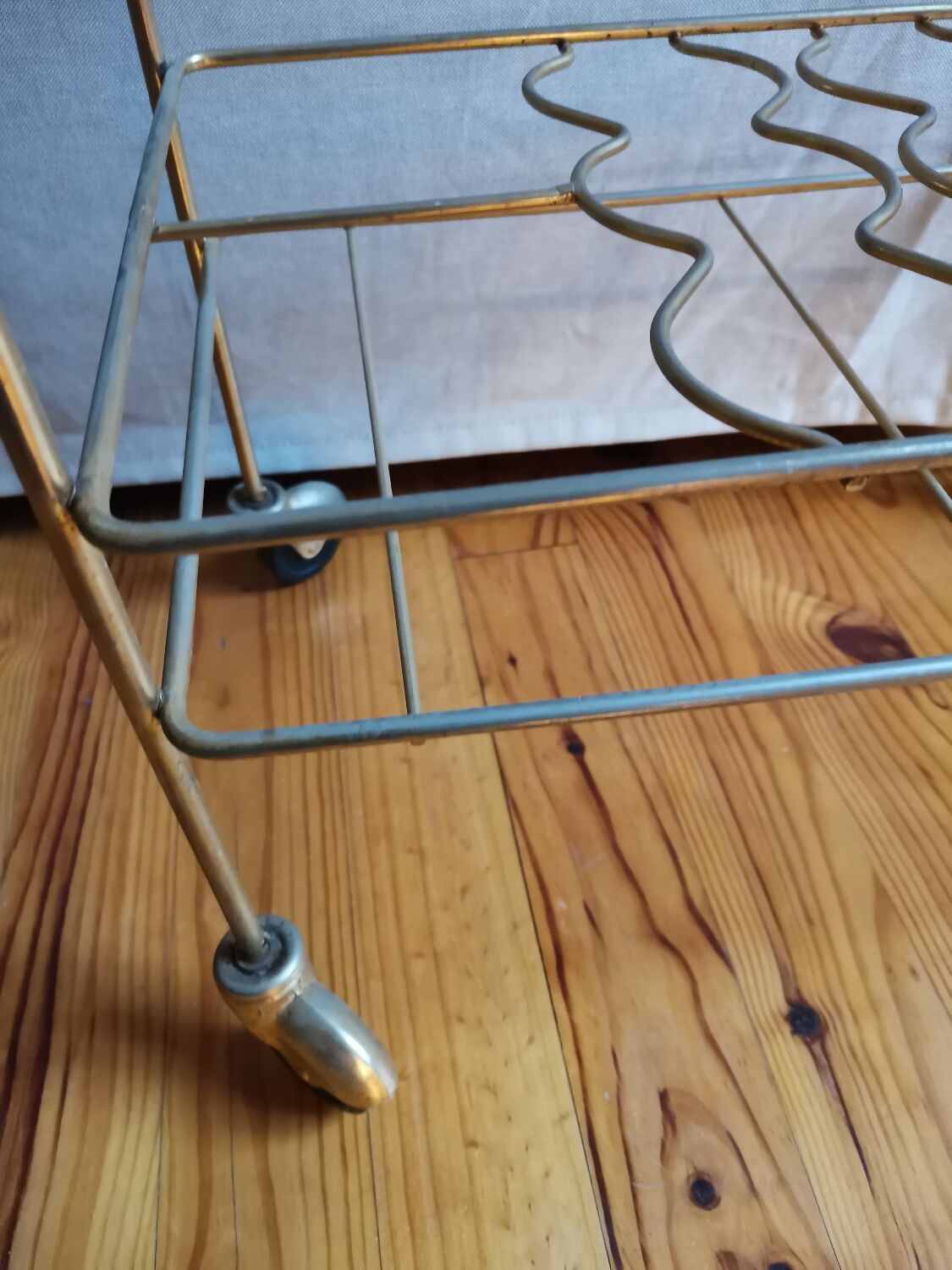 Petite desserte à roulette métal doré vintage