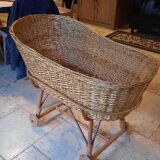 Wicker cradle with wheels