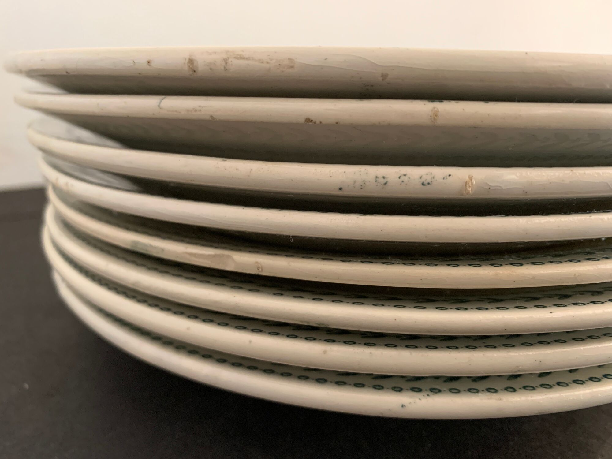 8 flat plates in opaque porcelain from Gien Terre de Fer, model Lauriers, XXth