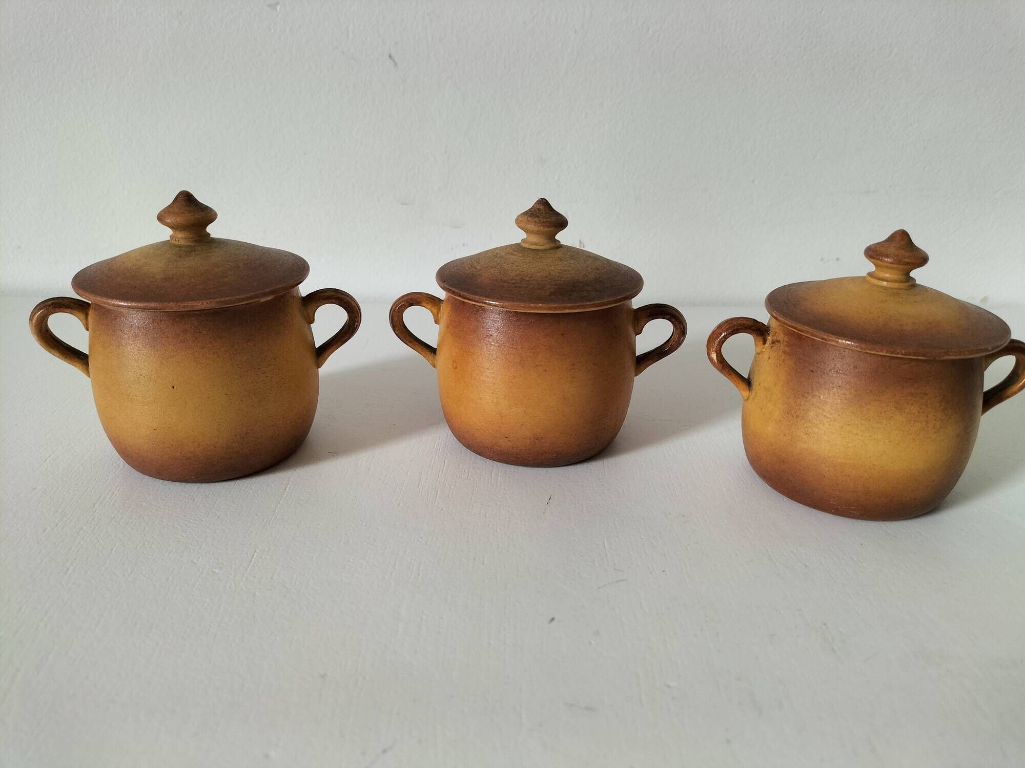 Set of three mini cocottes Pillivuyt in porcelain – 1930s-1940s