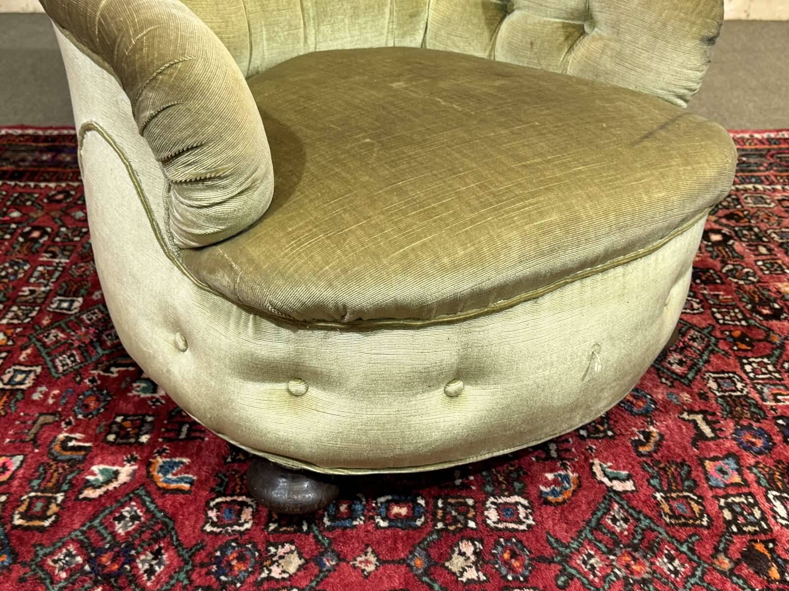 English armchair from the late 19th century.