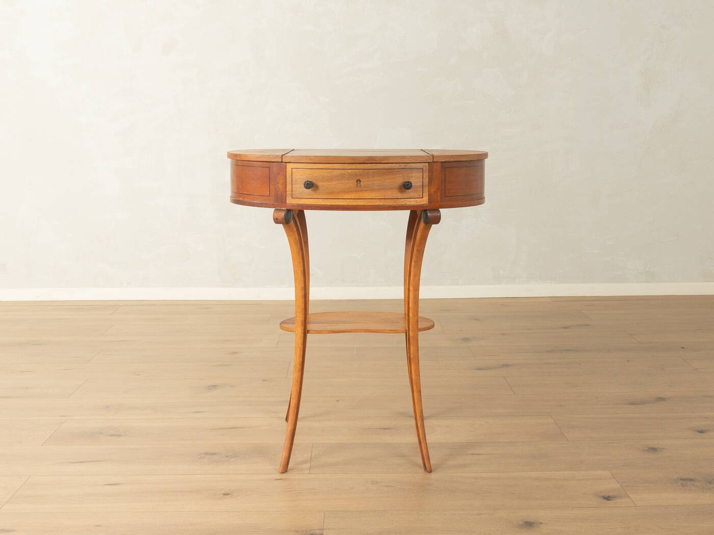 Table d'appoint antique élégante de style Biedermeier, vers 1850