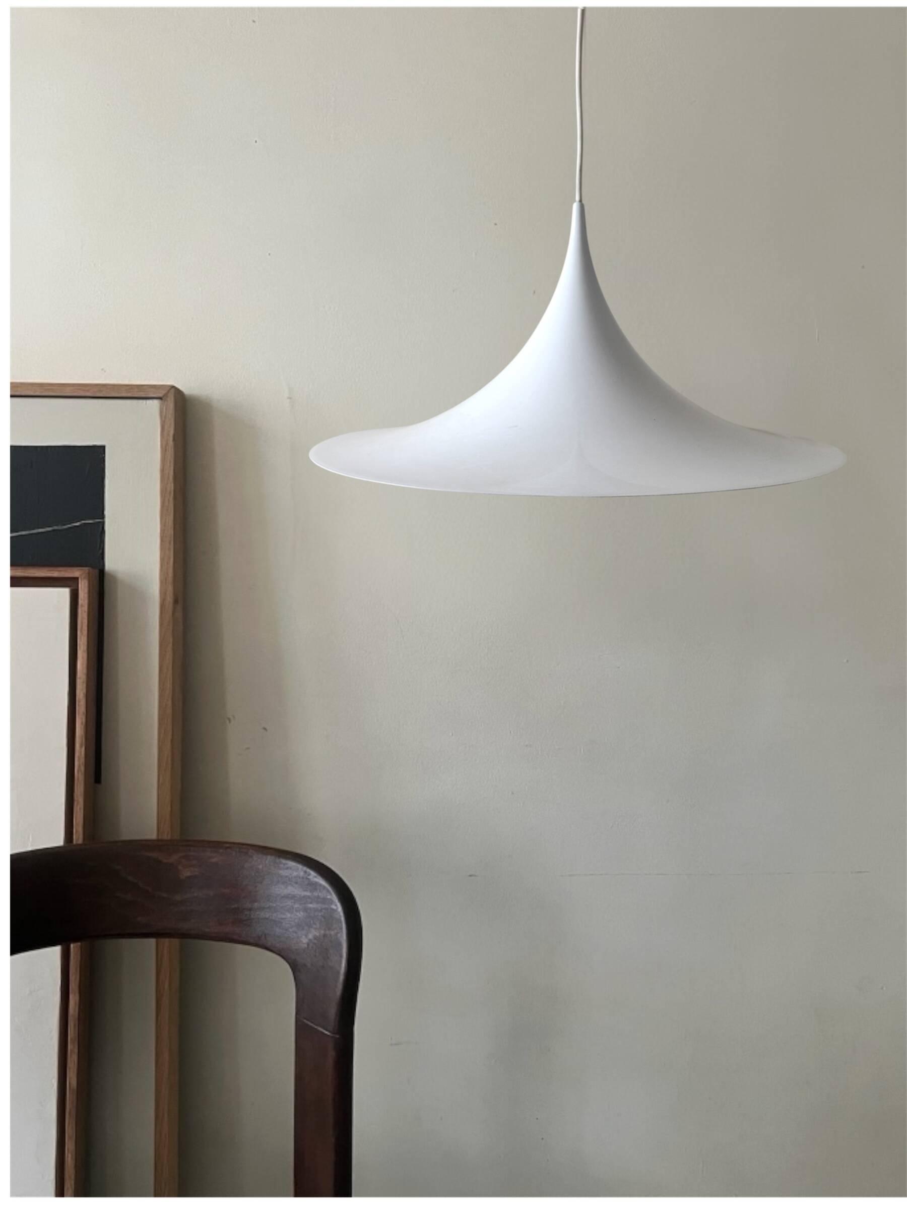 Grande suspension en métal blanc tulipe