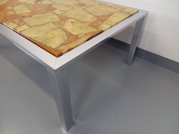 Grande table basse vintage en métal chromé, pierre type onyx jaune et résine des années 70