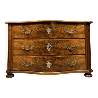 Commode galbée en noyer et loupe, époque Louis XIV