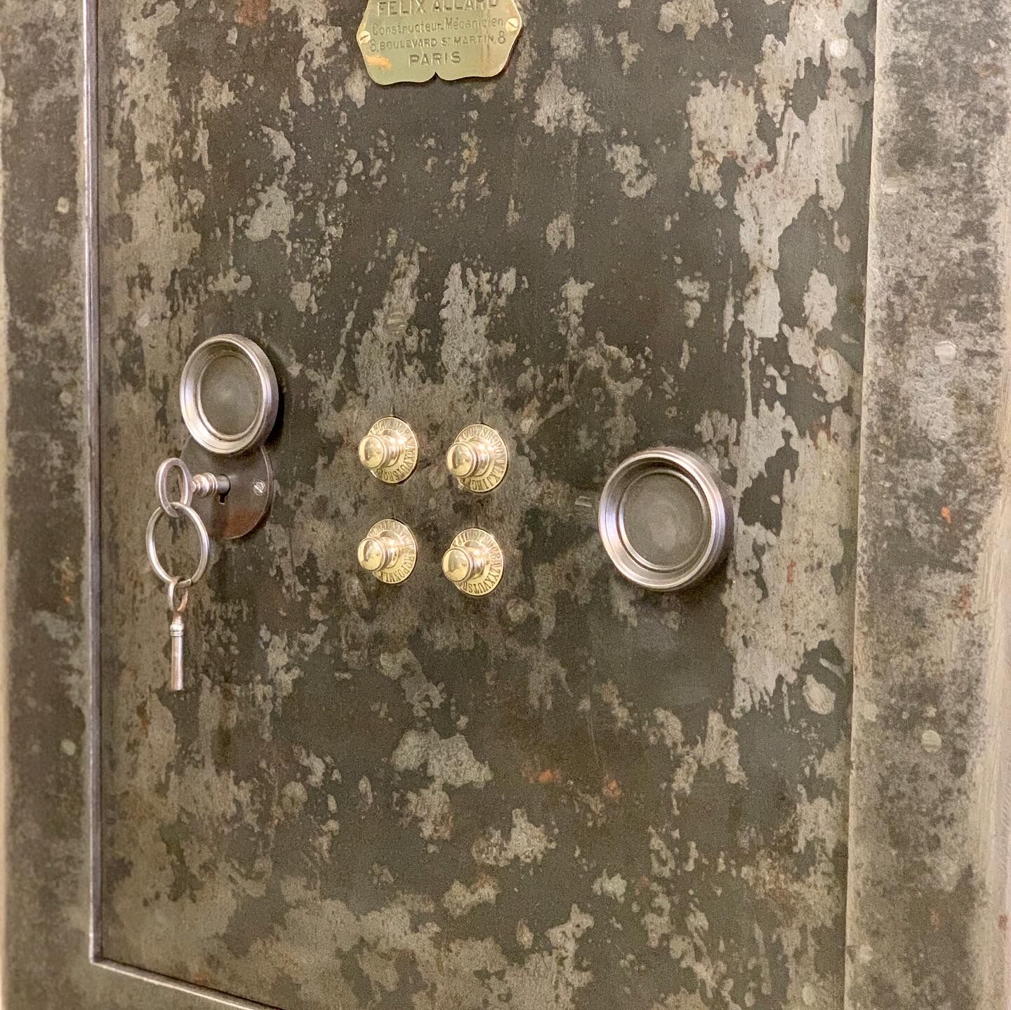 Old safe Félix Allard 1880